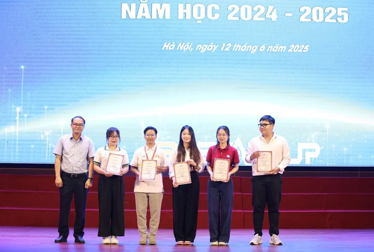 Khen thưởng sinh viên có thành tích xuất sắc trong phong trào Olympic và khởi nghiệp