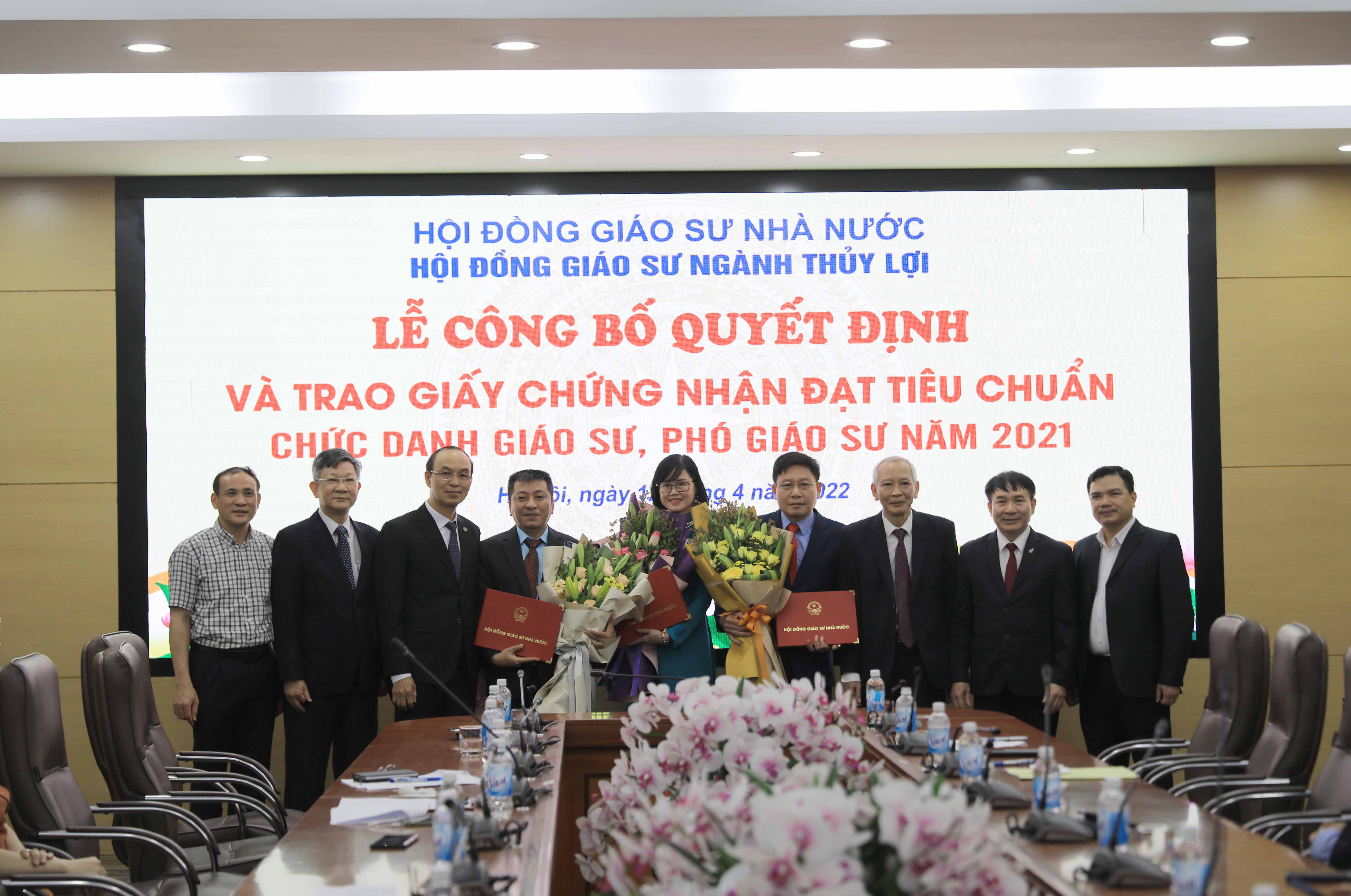 Trao giấy chứng nhận đạt tiêu chuẩn chức danh Giáo sư, Phó giáo sư ngành Thủy lợi năm 2021