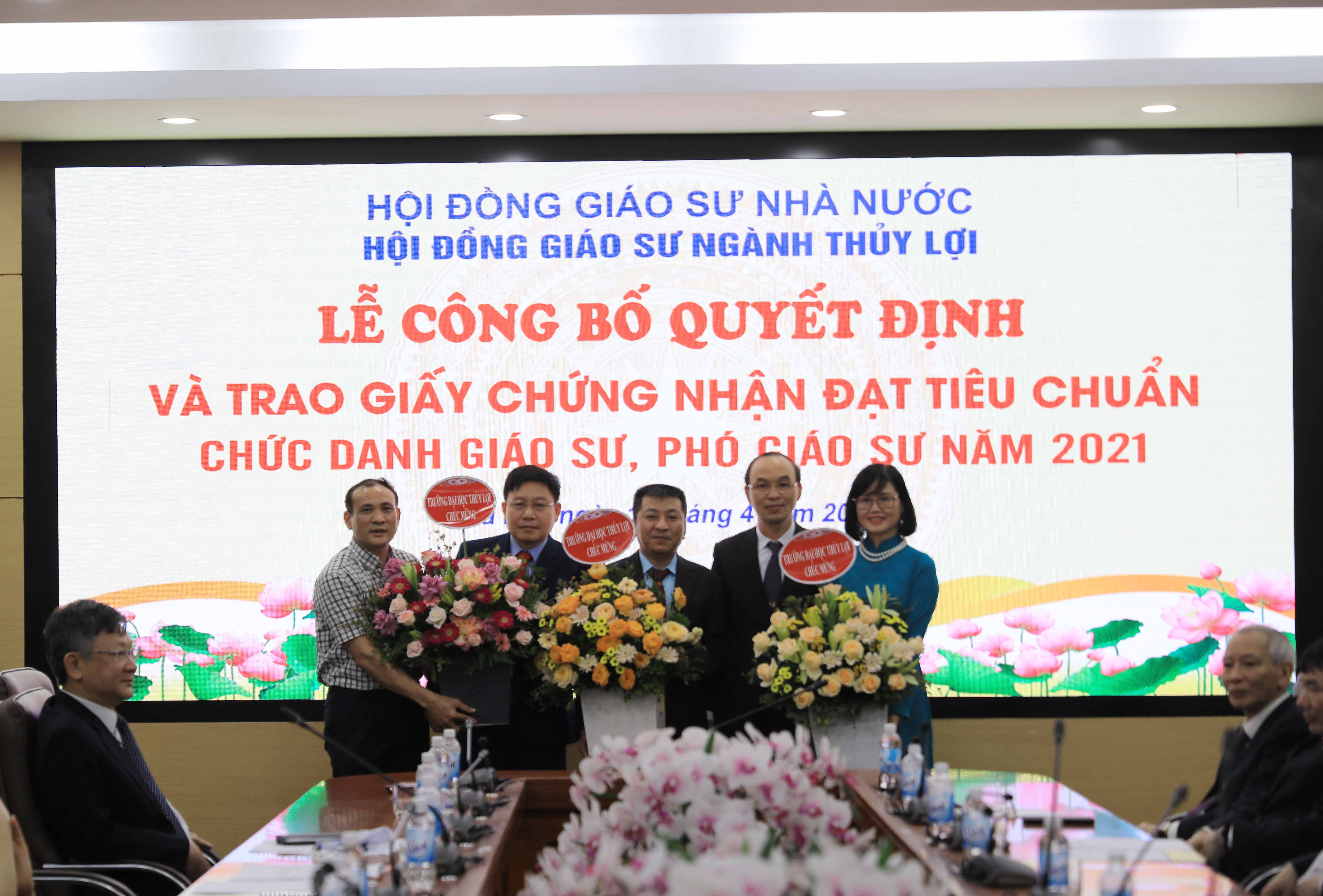 Trao giấy chứng nhận đạt tiêu chuẩn chức danh Giáo sư, Phó giáo sư ngành Thủy lợi năm 2021