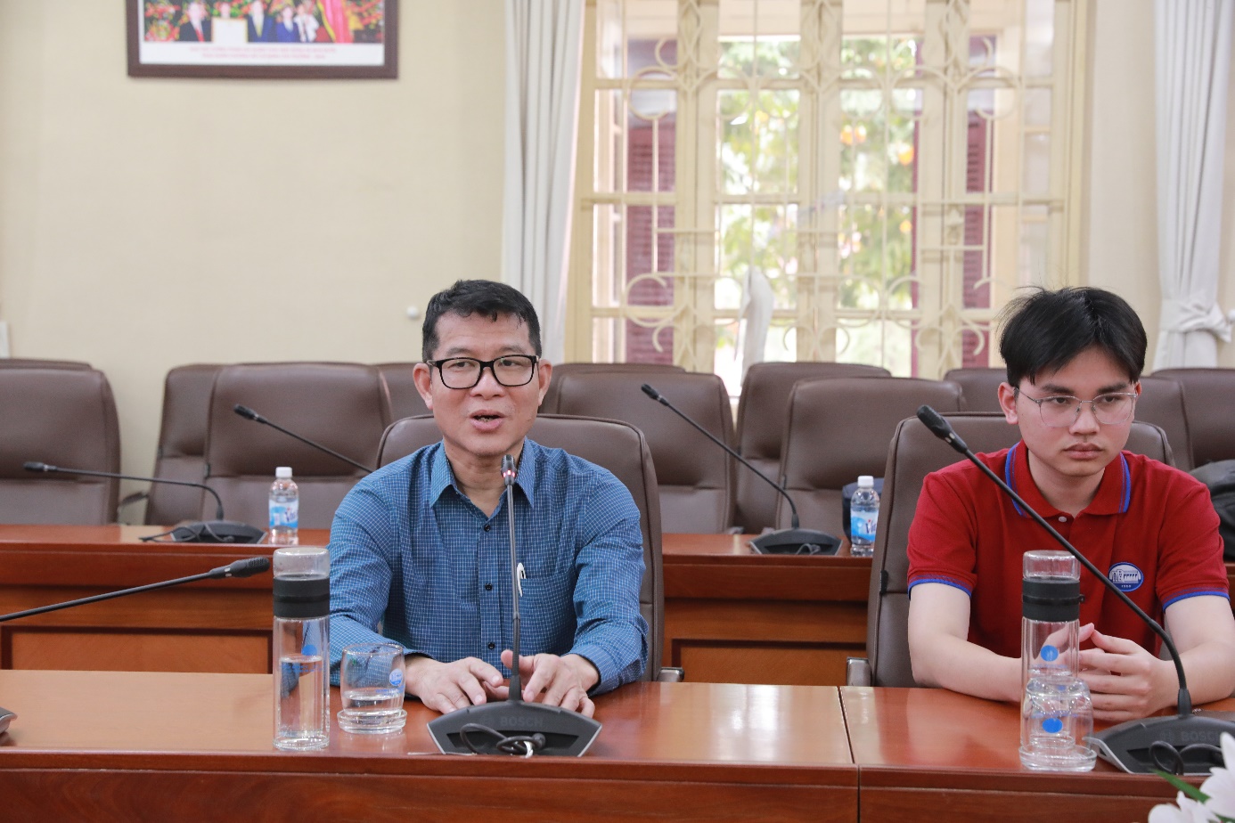 At the meeting, many students shared their feelings and expressed gratitude to the university and lecturers for their attention and for creating the best possible conditions for their preparation. Nguyen Ngoc Linh (Class 63KT1) expressed joy at being able to participate in this competition and pledged to give her best effort to achieve the highest results. In addition, Tuan Minh — a former member of the Mathematics Olympic team and a representative of the Youth Union, shared valuable experience from his own preparation and participation in past competitions. He emphasized the importance of maintaining good health, studying effectively, and staying calm and confident during the exam. Lecturers from the Department of Mathematics also reported on the team’s preparation process. Training and knowledge enhancement have been carried out over several months through close cooperation between faculty and students. Trial exams, advanced classes, as well as comprehensive support in materials and professional guidance, have all been provided. Thuyloi University has also paid special attention to logistical support for the students. Relevant offices have prepared transportation, ensured all necessary procedures, and demonstrated the institution’s deep care for its students. During the meeting, the Board of President commended the students’ dedication throughout the preparation period and extended their best wishes to the entire team. Assoc. Prof. Dr. Nguyen Trung Viet, Vice President, emphasized that this is not only a competition but also an opportunity for students to sharpen their thinking, gain valuable experience, and demonstrate their personal abilities. The 2025 National Student Mathematics Olympic will be held at Saigon University, Ho Chi Minh City, in early April 2025. At the close of the meeting, the university expressed full confidence in the students, hoping they will maximize their abilities and achieve the best possible results. Lecturers also reminded them that regardless of the outcome, the most important thing is the valuable process of learning and self-improvement, which will be beneficial for their future careers. The meeting concluded in a warm and highly motivating atmosphere. Best wishes to all team members for confidence and success at the upcoming National Student Mathematics Olympic!