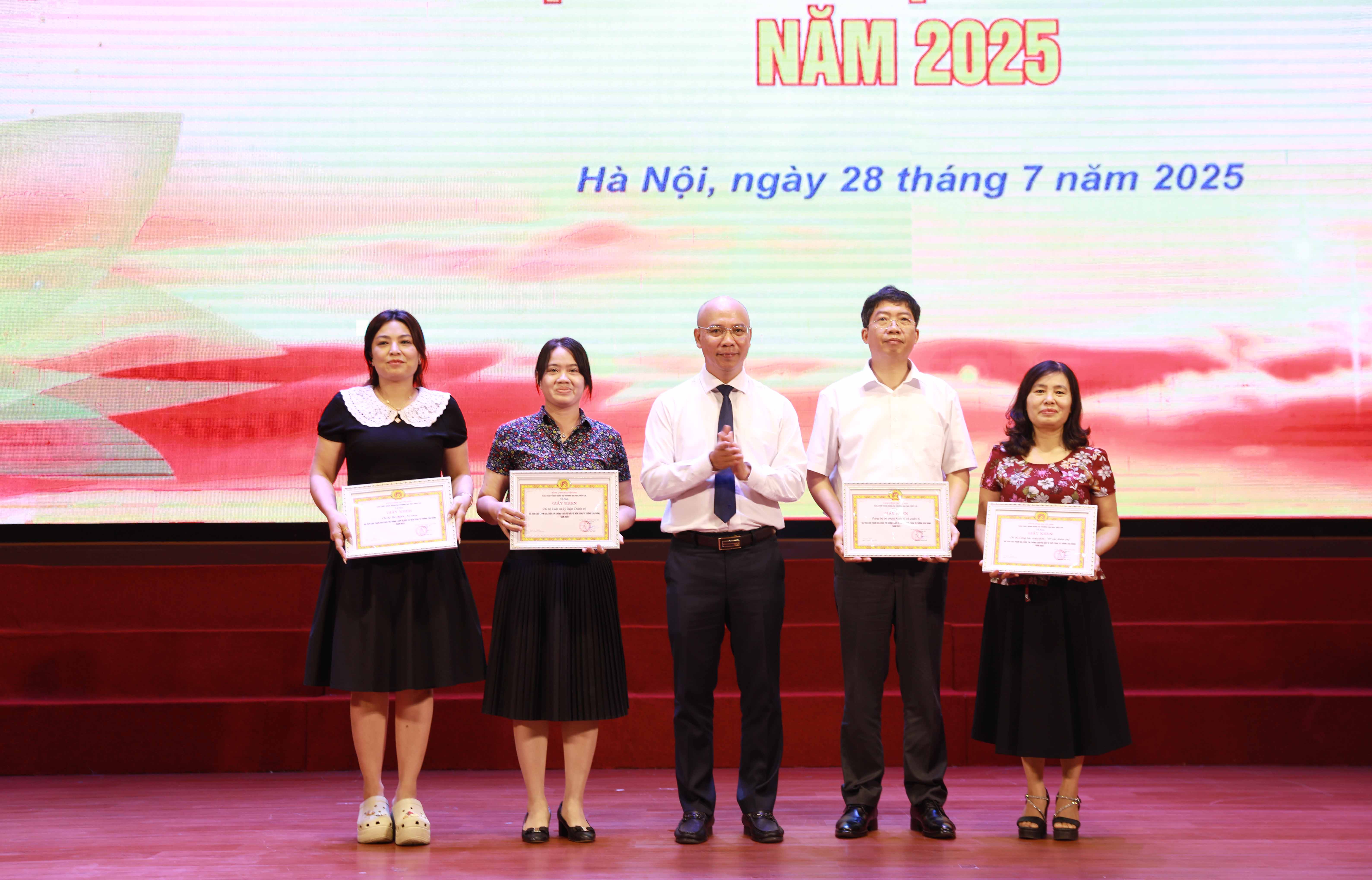 Trao giải cuộc thi “Chính luận về bảo vệ nền tảng tư tưởng của Đảng năm 2025” tại Trường Đại học Thủy lợi