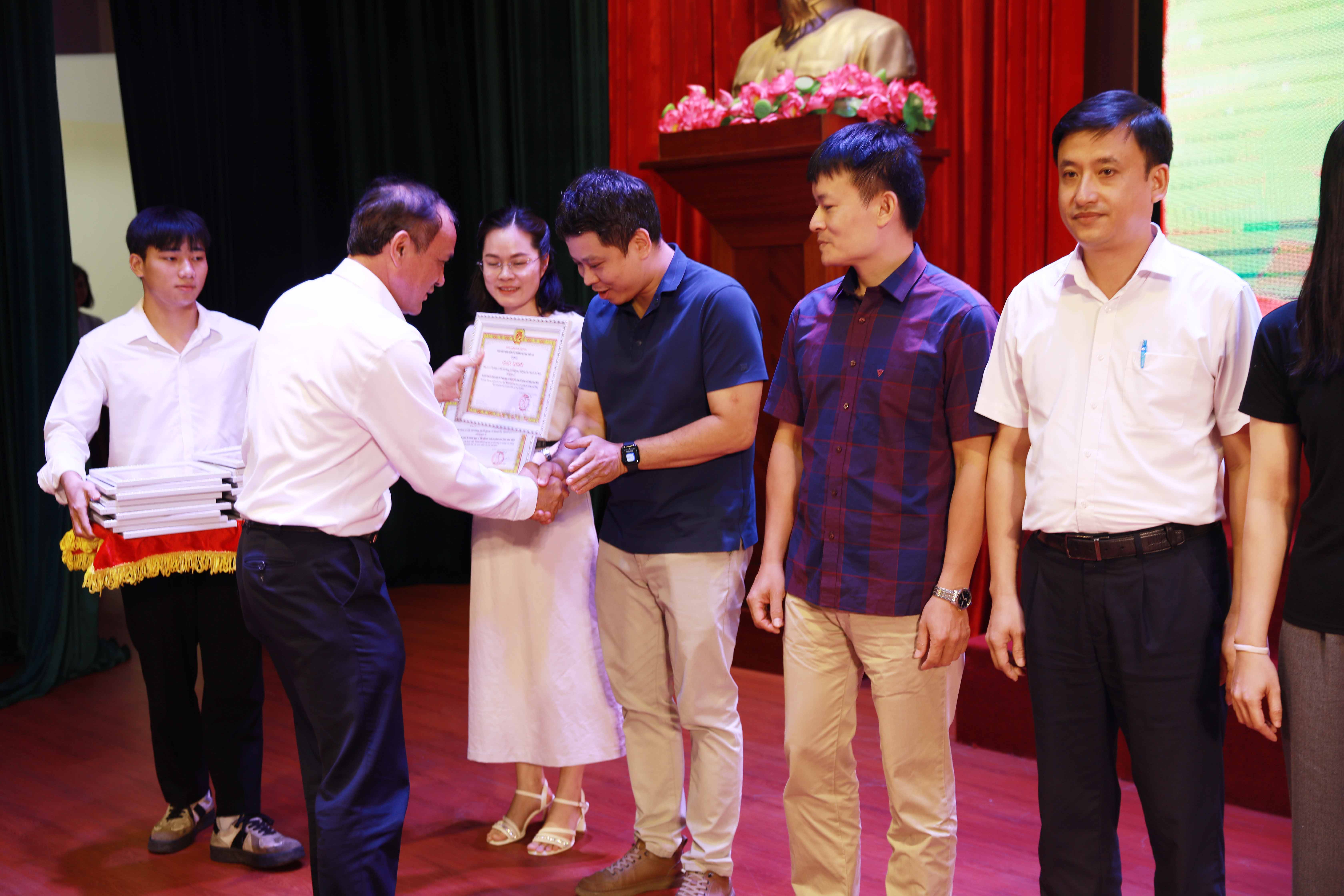 Trao giải cuộc thi “Chính luận về bảo vệ nền tảng tư tưởng của Đảng năm 2025” tại Trường Đại học Thủy lợi