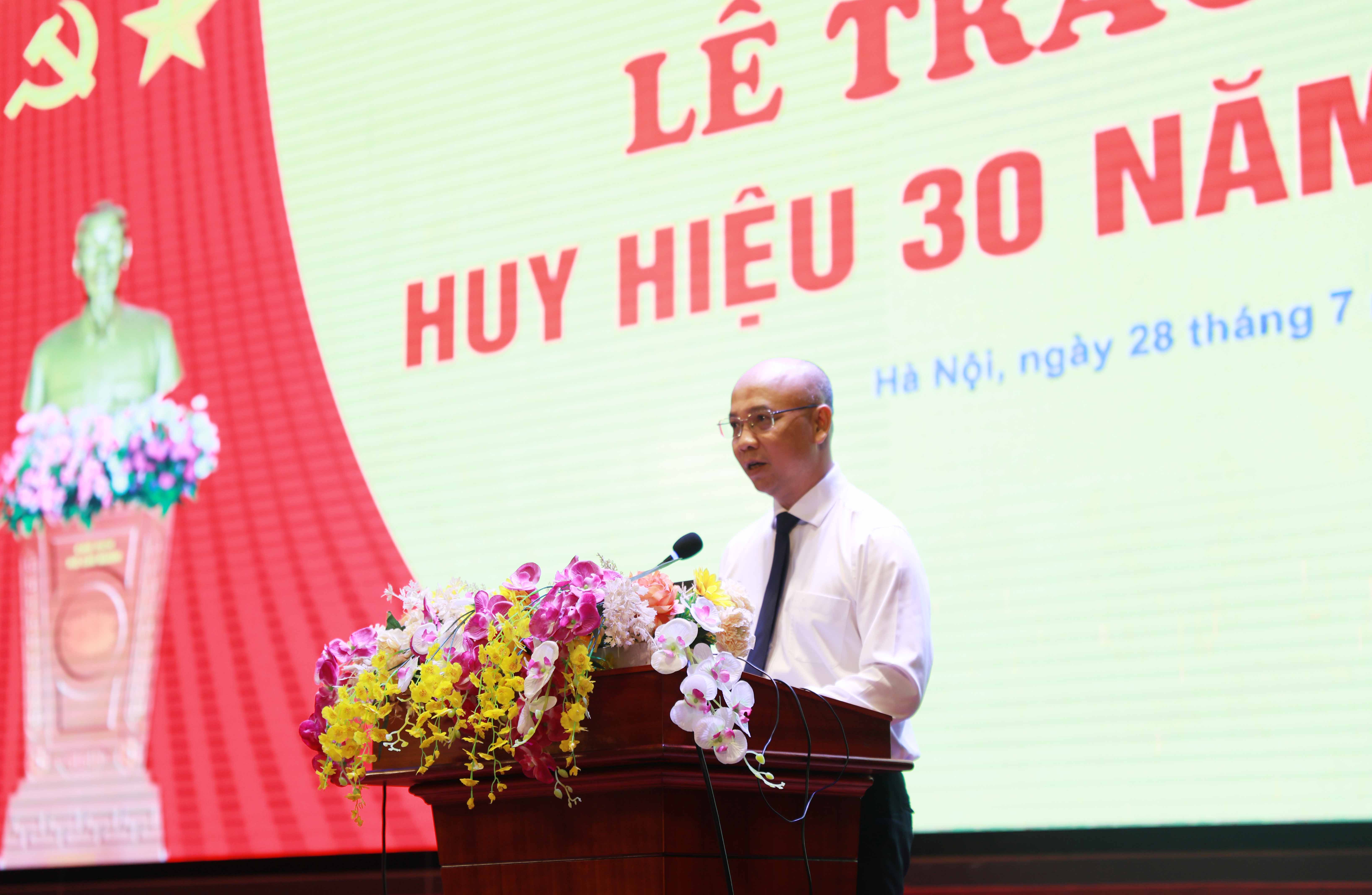 Trao tặng Huy hiệu 30 năm tuổi Đảng cho Đảng viên thuộc Đảng bộ Trường Đại học Thủy lợi