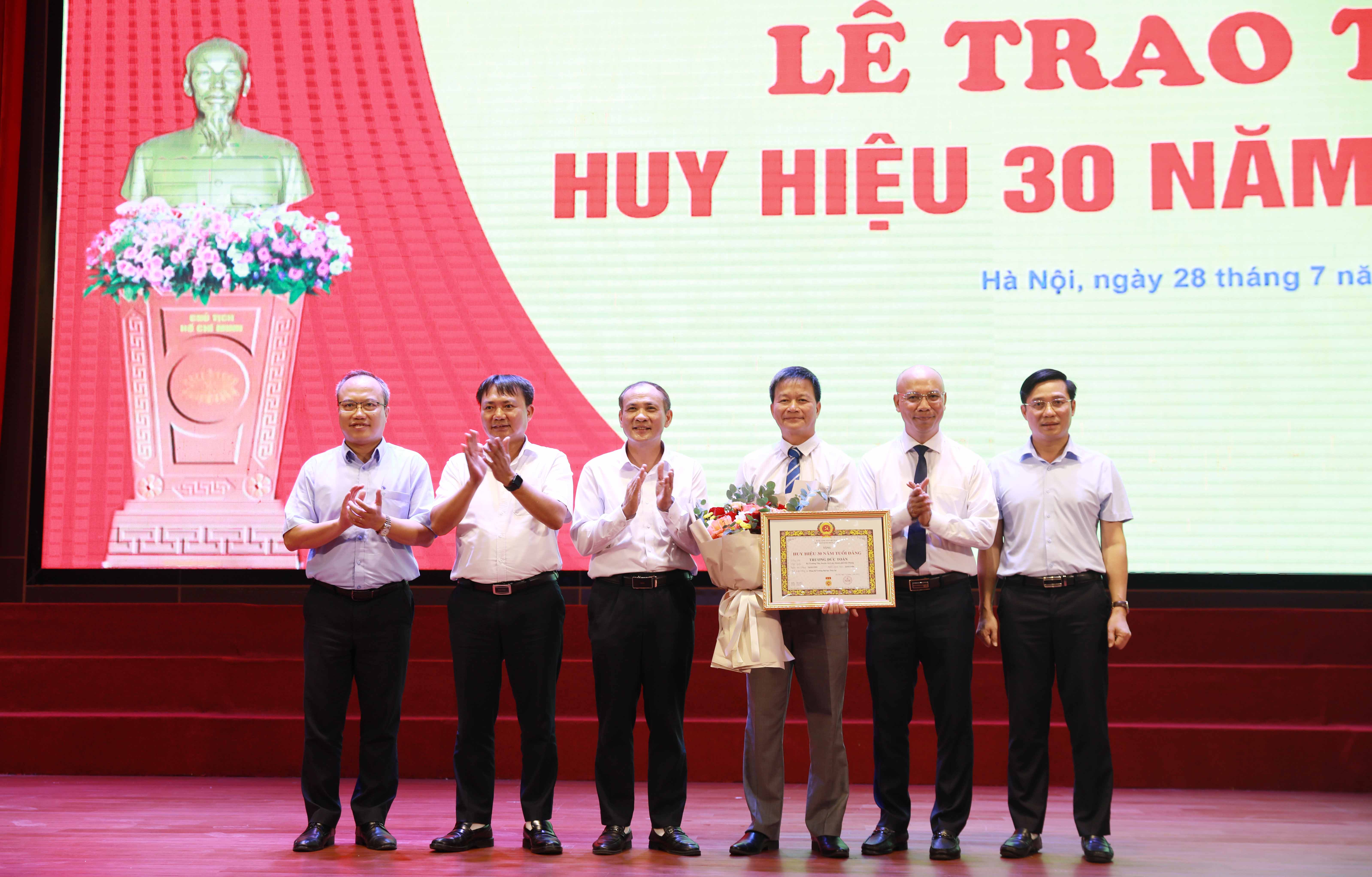 Trao tặng Huy hiệu 30 năm tuổi Đảng cho Đảng viên thuộc Đảng bộ Trường Đại học Thủy lợi