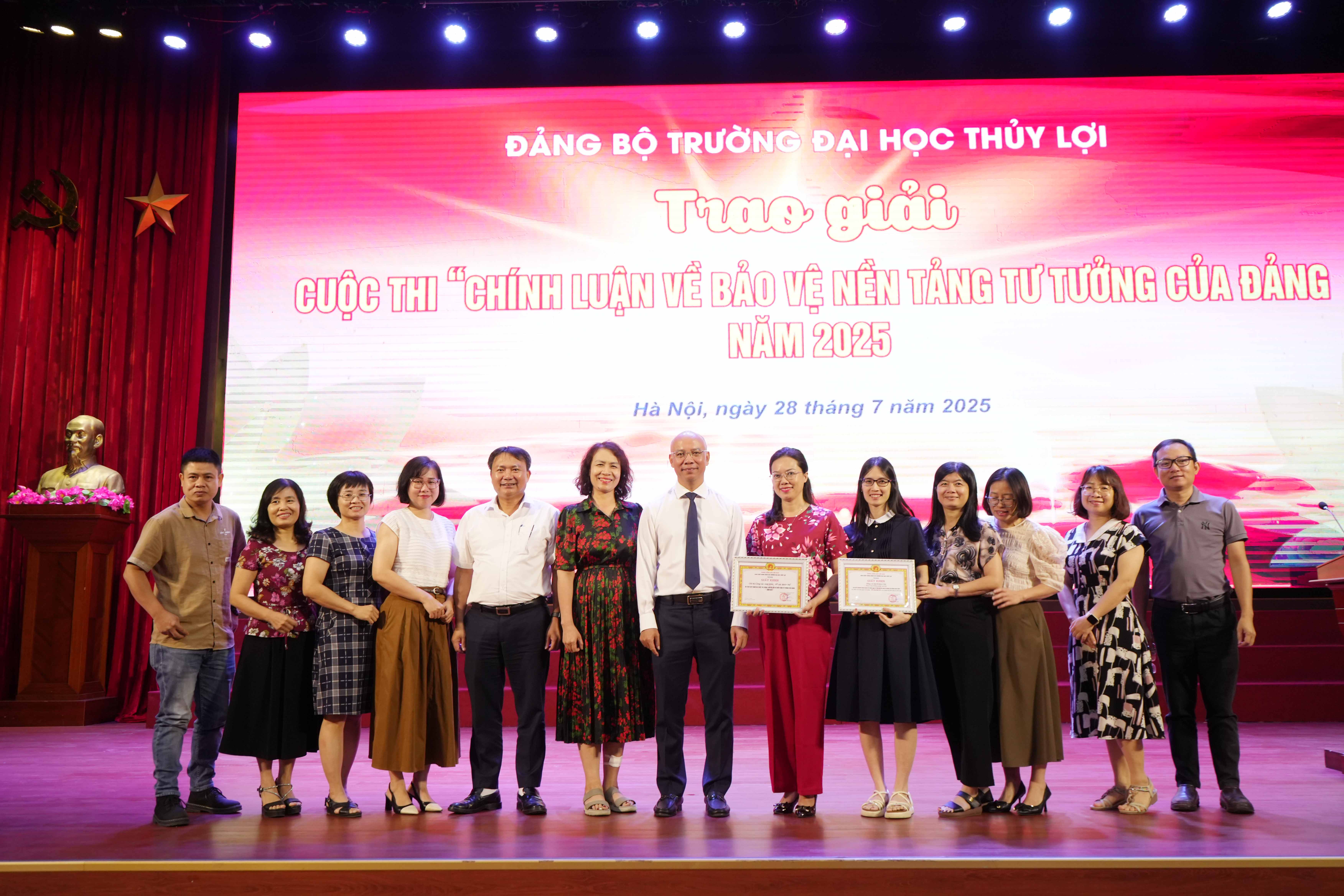 Trao giải cuộc thi “Chính luận về bảo vệ nền tảng tư tưởng của Đảng năm 2025” tại Trường Đại học Thủy lợi