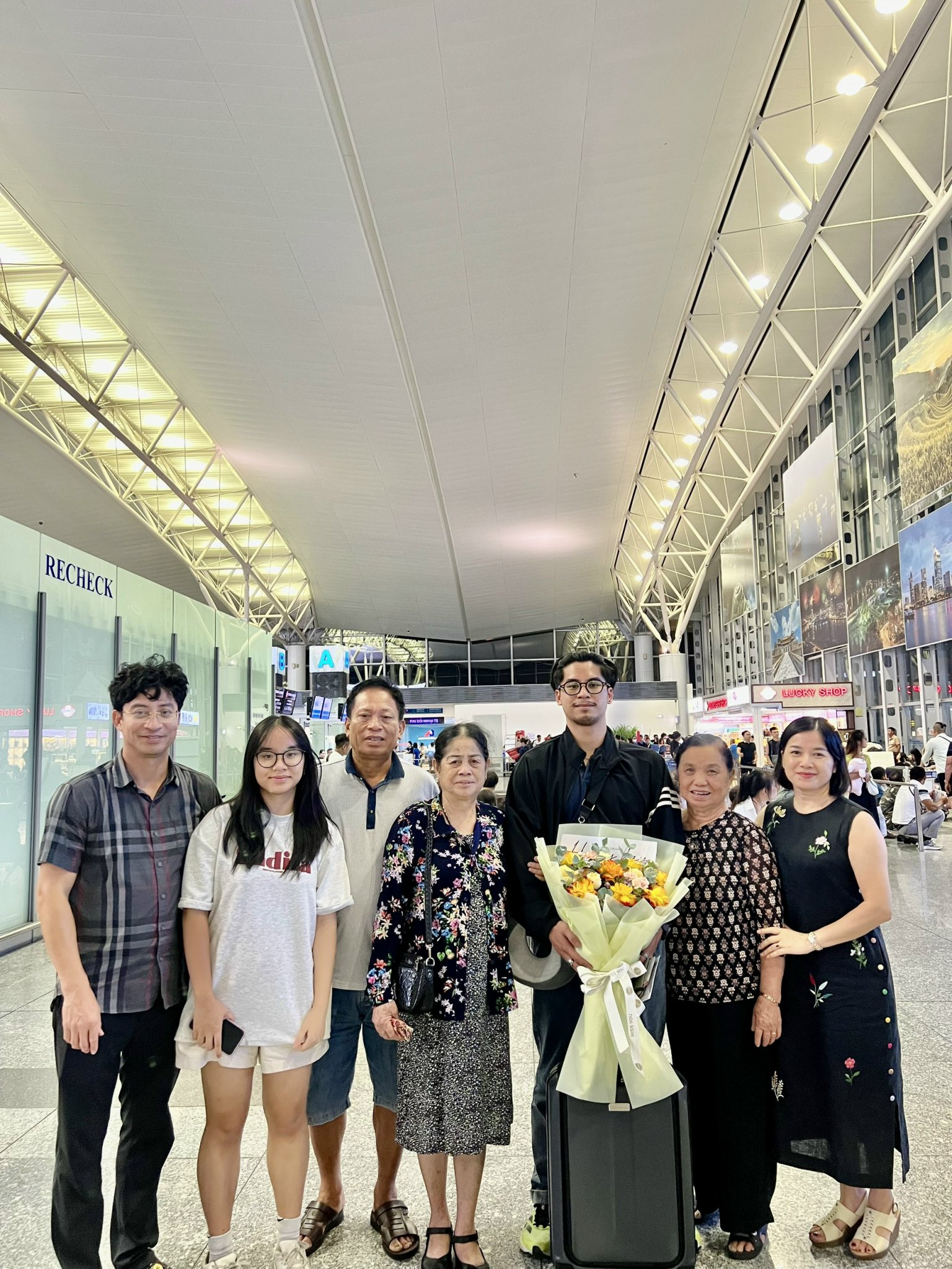 Gió biển thổi từ mái trường đỏ phù sa