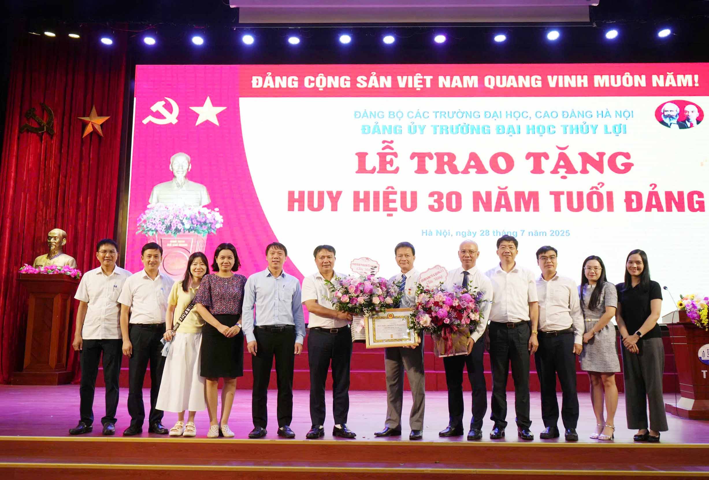 Trao tặng Huy hiệu 30 năm tuổi Đảng cho Đảng viên thuộc Đảng bộ Trường Đại học Thủy lợi