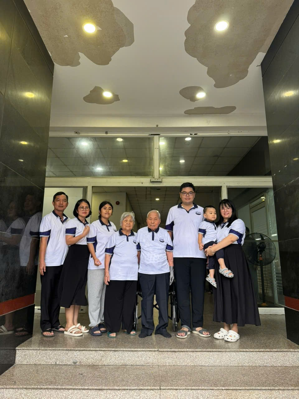 Gặp lại tuổi trẻ trong ánh mắt người thân