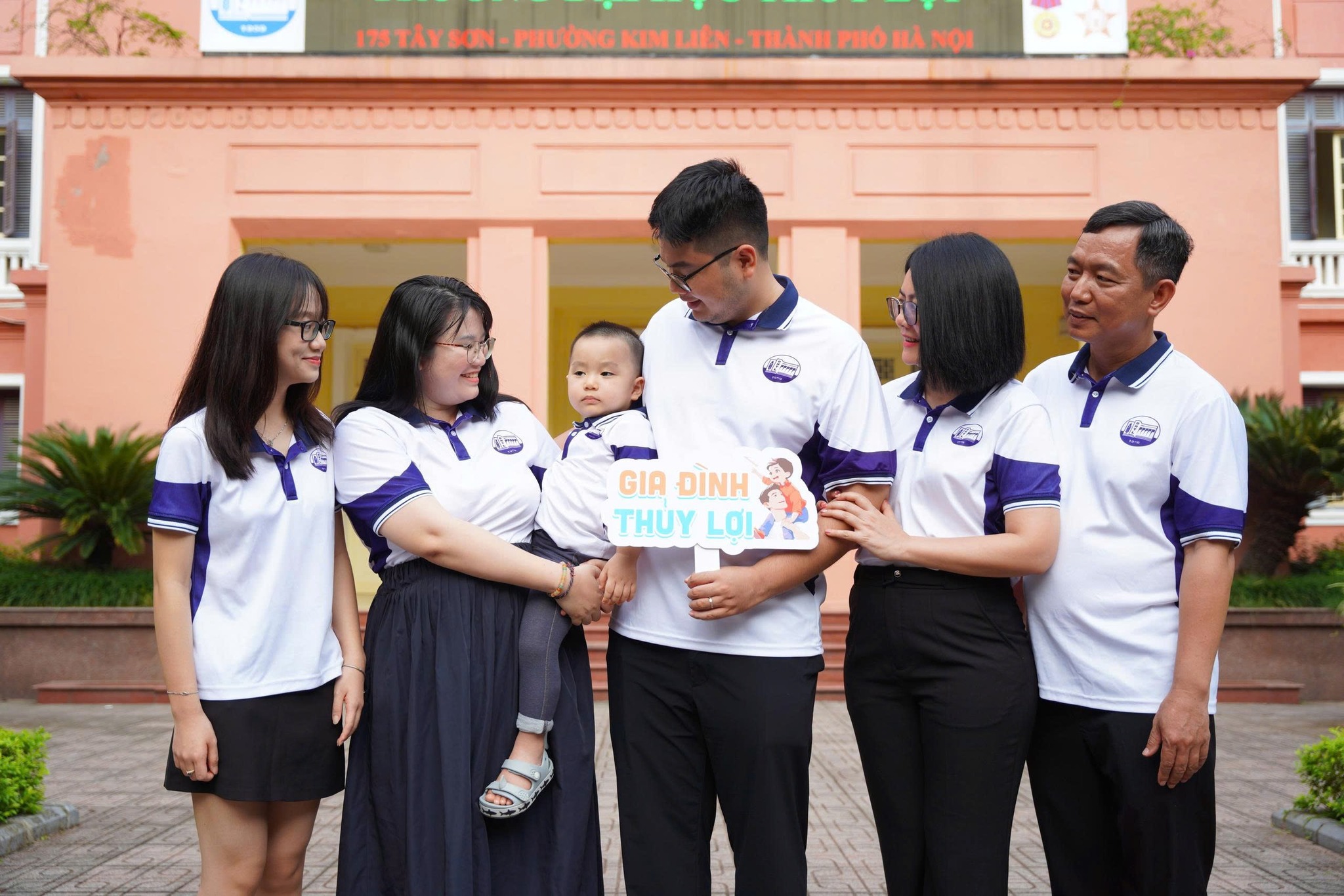 Gặp lại tuổi trẻ trong ánh mắt người thân