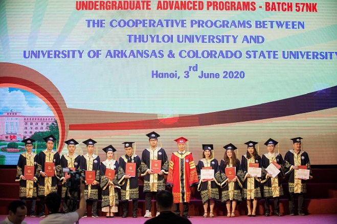 Gặp lại tuổi trẻ trong ánh mắt người thân