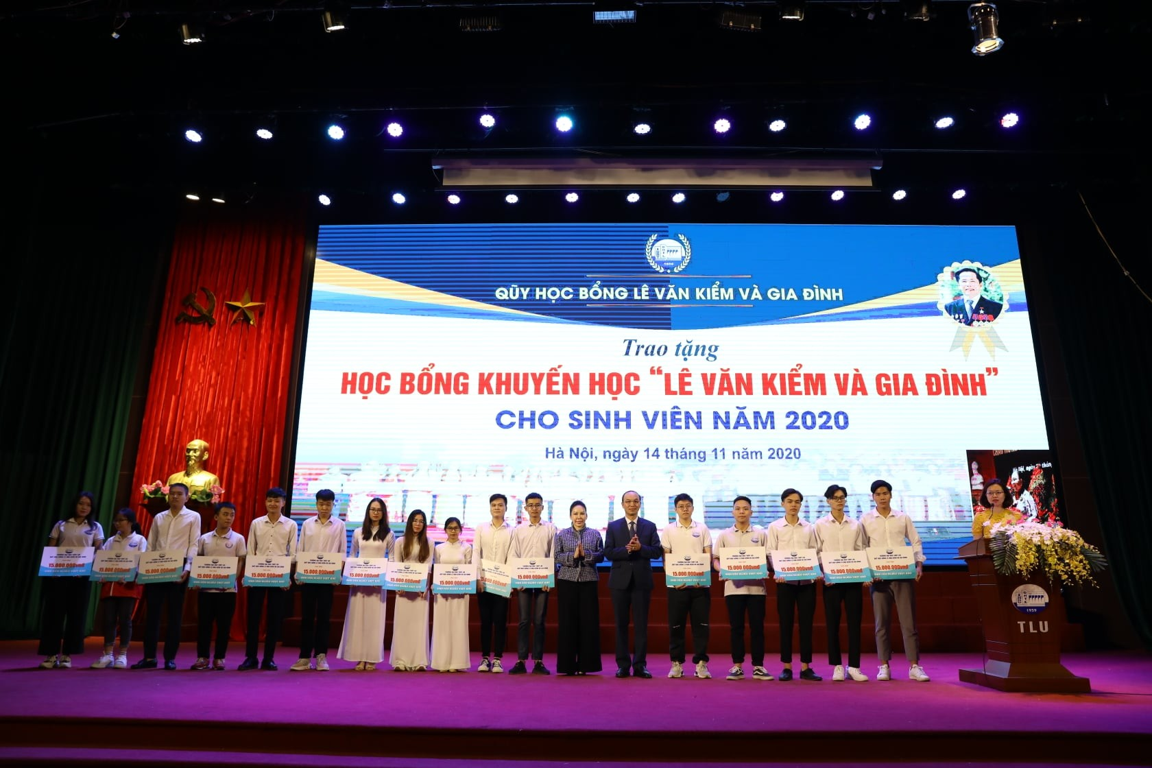 Những bàn tay nối dài từ một gia đình