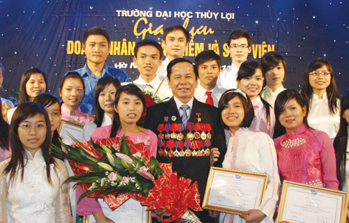 Những bàn tay nối dài từ một gia đình