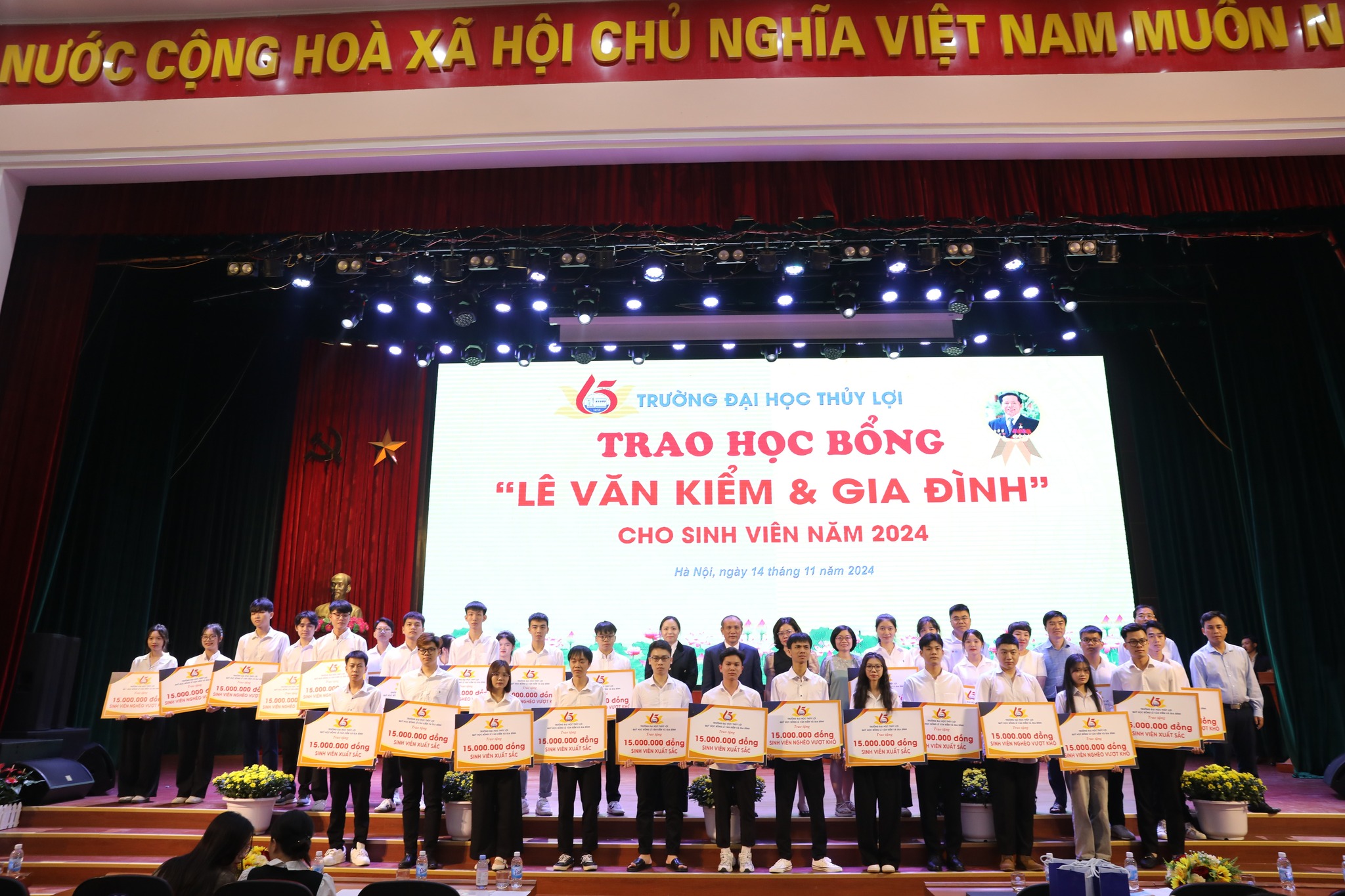 Những bàn tay nối dài từ một gia đình