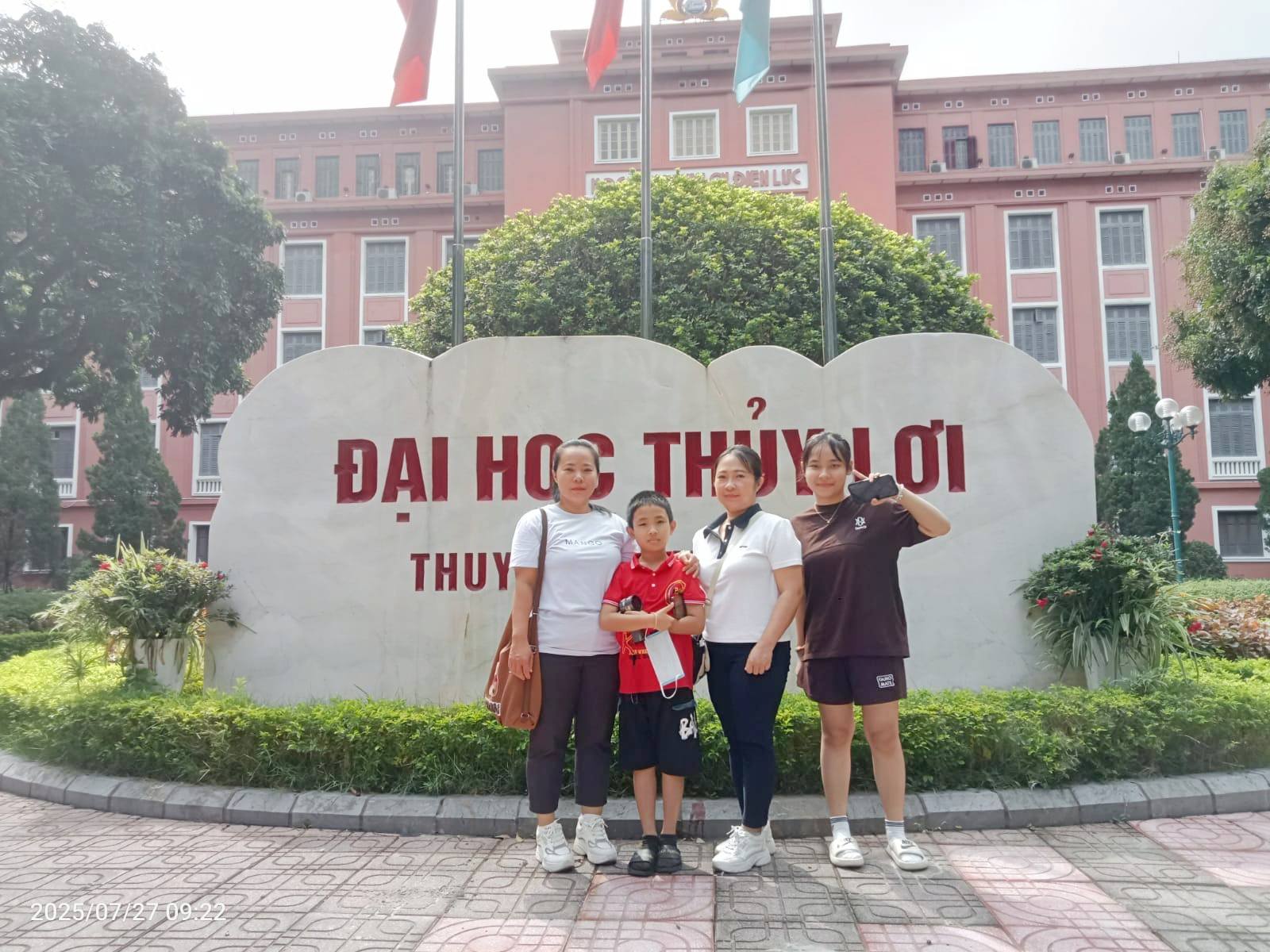 Một lời hứa âm thầm, một hành trình rực sáng