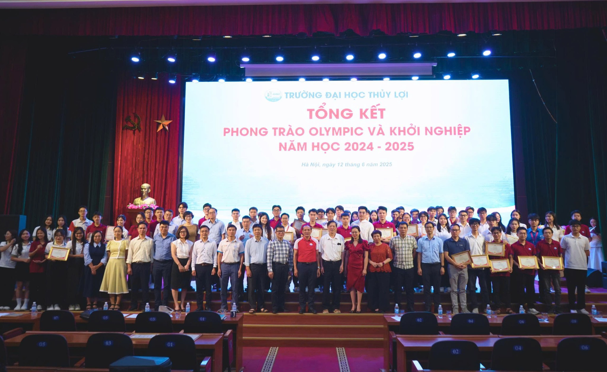 Khen thưởng sinh viên có thành tích xuất sắc trong phong trào Olympic và khởi nghiệp