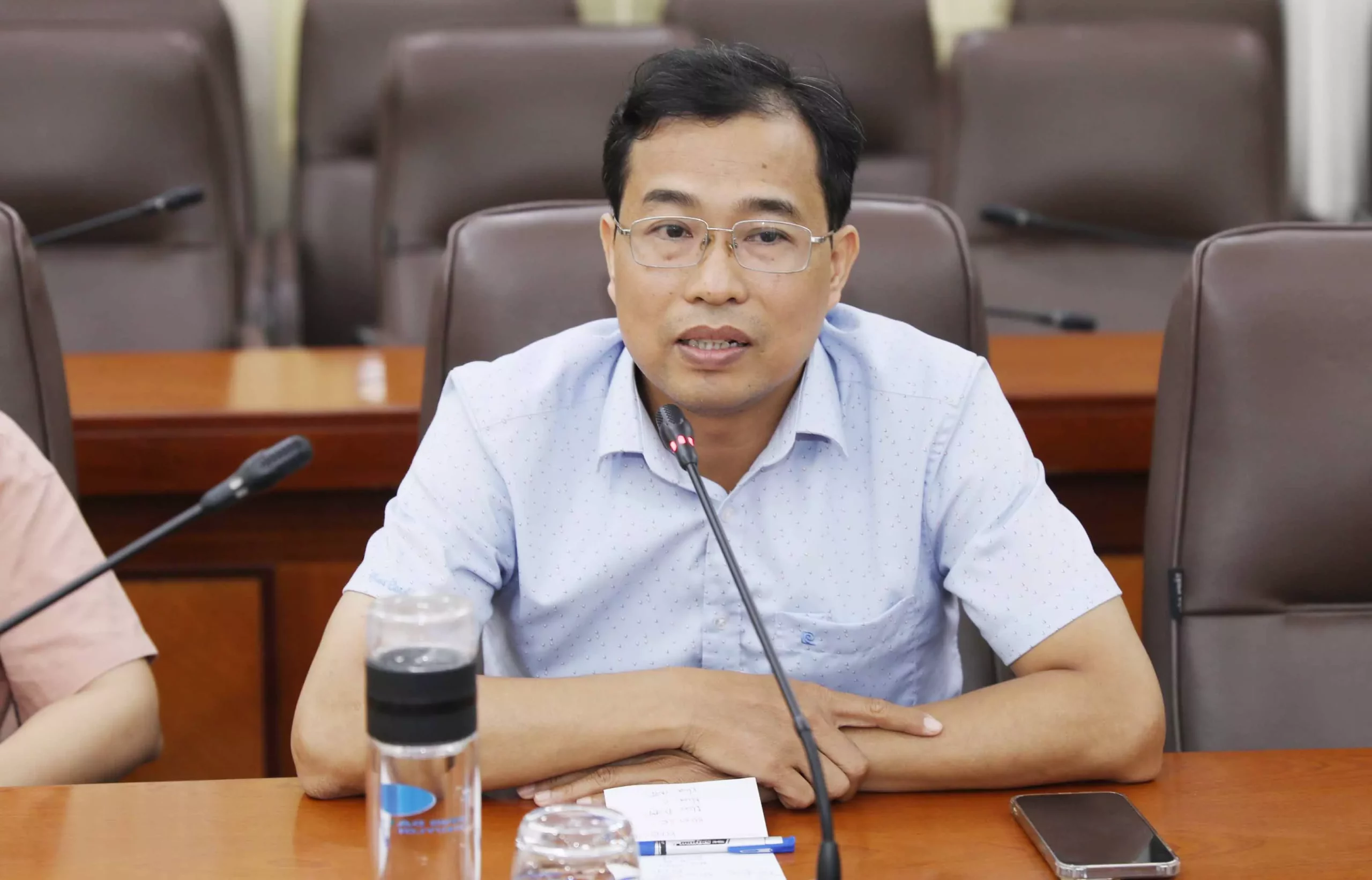 Tổ phát triển Đảng trong sinh viên làm việc về công tác bồi dưỡng, giúp đỡ đảng viên dự bị được kết nạp tại địa phương