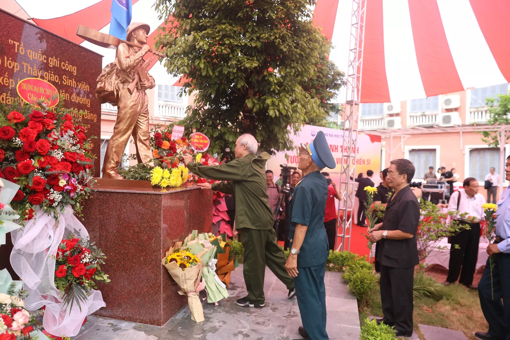 Trường Đại học Thủy lợi khánh thành Tượng đài Sinh viên &#8211; Chiến sĩ