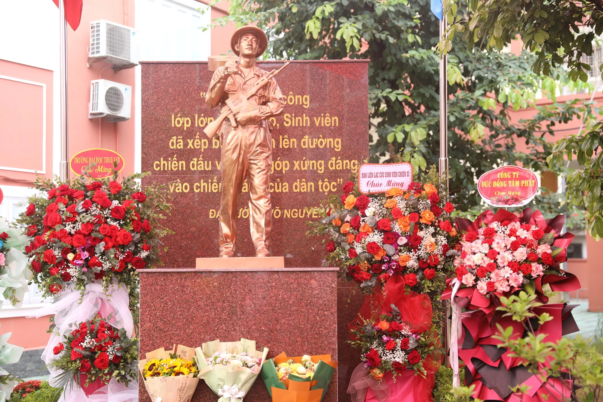 Trường Đại học Thủy lợi khánh thành Tượng đài Sinh viên – Chiến sĩ