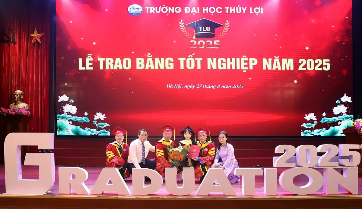 Nữ sinh “tí hon” tốt nghiệp loại giỏi chia sẻ gia cảnh đẫm nước mắt