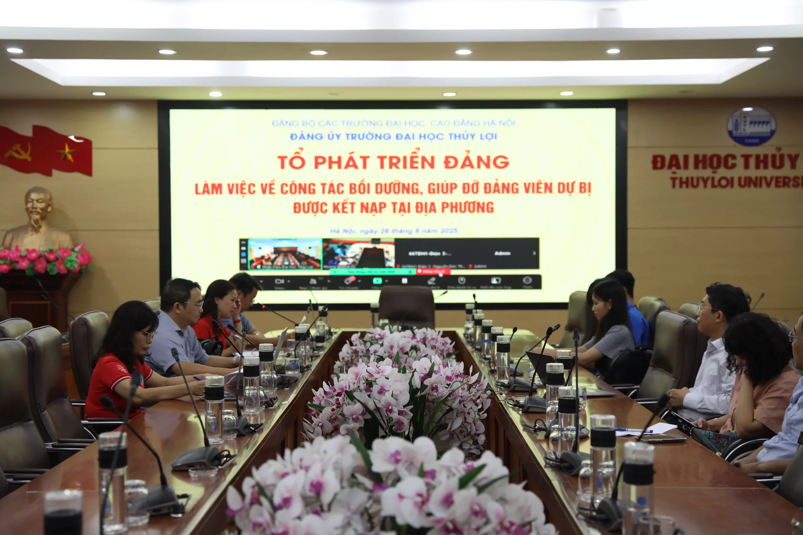 Tổ phát triển Đảng trong sinh viên làm việc về công tác bồi dưỡng, giúp đỡ đảng viên dự bị được kết nạp tại địa phương