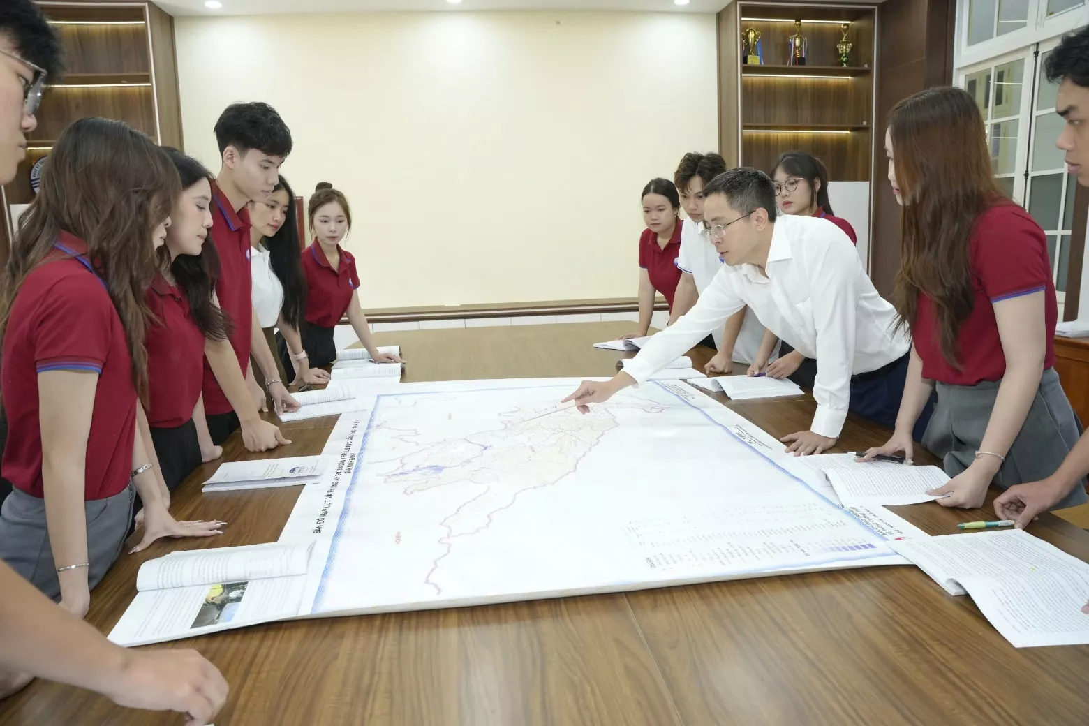 Một số giải pháp nâng cao hiệu quả hoạt động của mô hình Khoa & Viện trong đào tạo, nghiên cứu và chuyển giao công nghệ tại Trường Đại học Thủy Lợi trước tác động của công nghệ số và trí tuệ nhân tạo