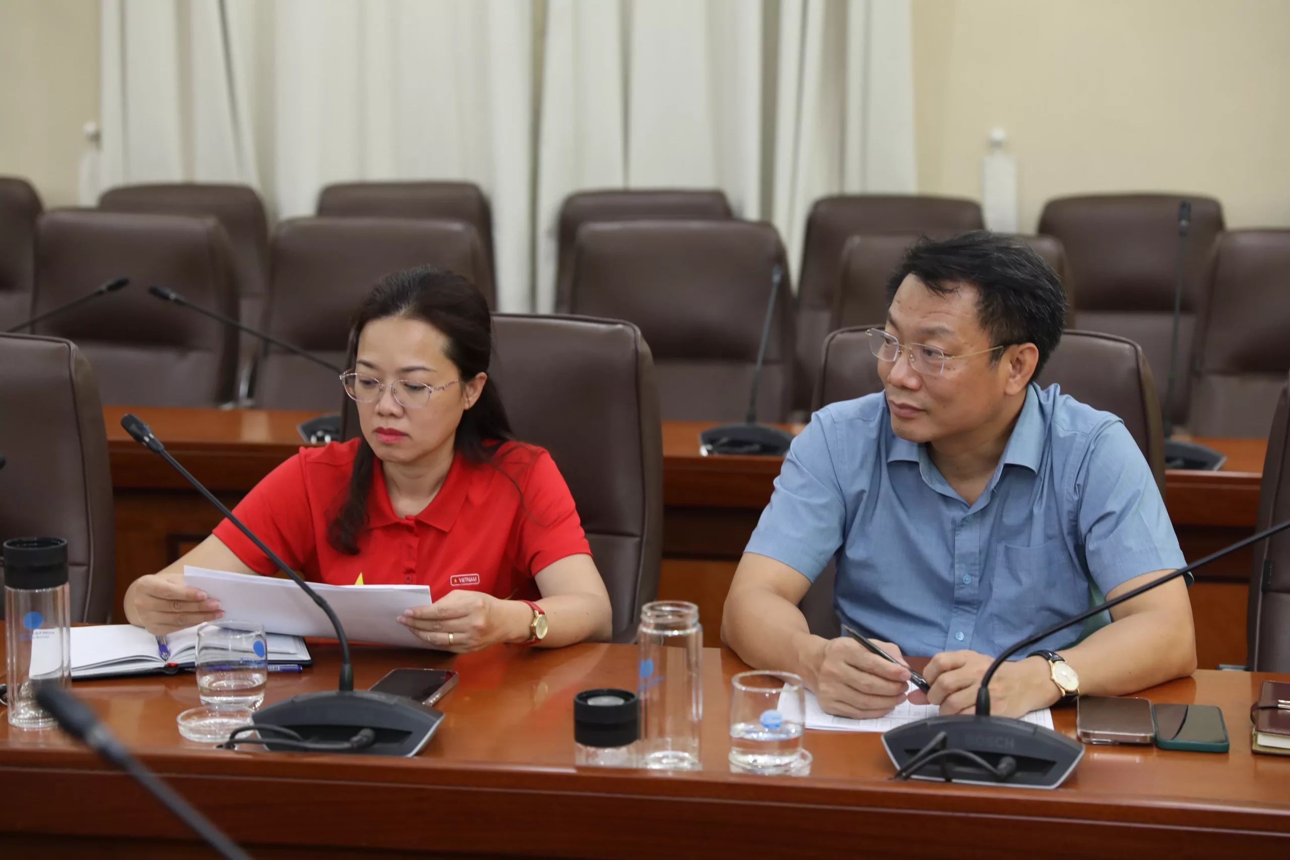 Tổ phát triển Đảng trong sinh viên làm việc về công tác bồi dưỡng, giúp đỡ đảng viên dự bị được kết nạp tại địa phương