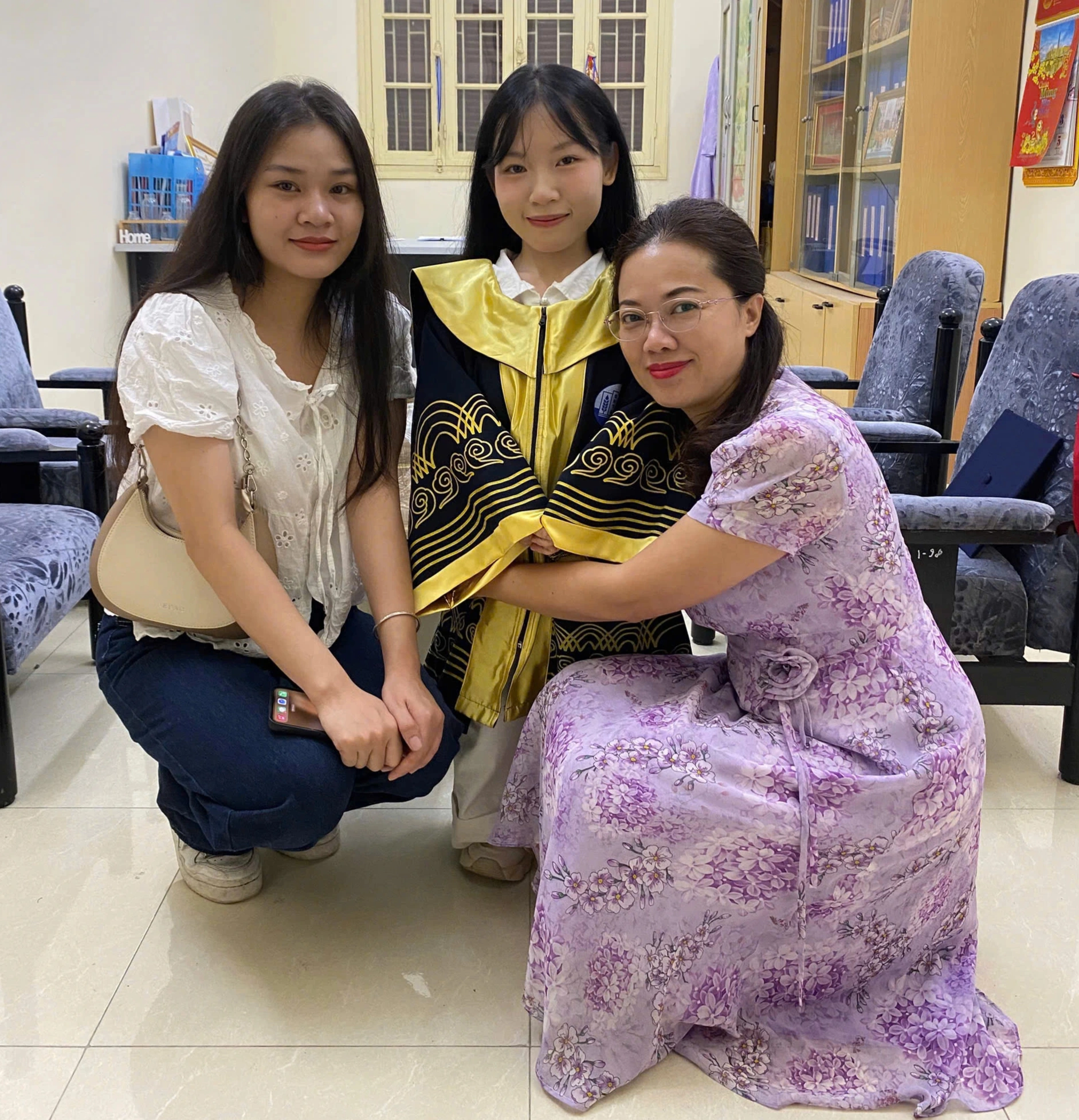 Nữ sinh “tí hon” tốt nghiệp loại giỏi chia sẻ gia cảnh đẫm nước mắt