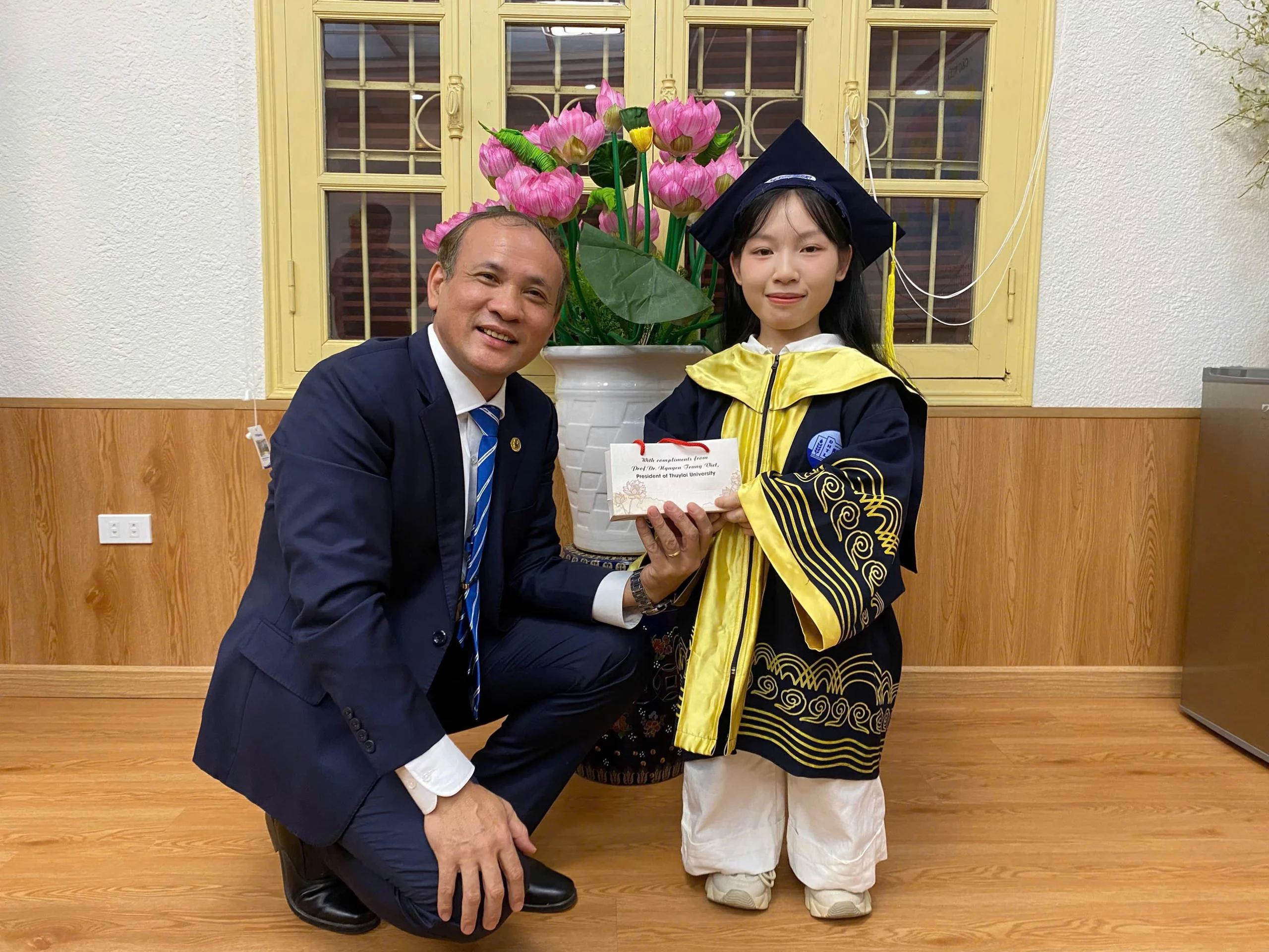 Nữ sinh “tí hon” tốt nghiệp loại giỏi chia sẻ gia cảnh đẫm nước mắt