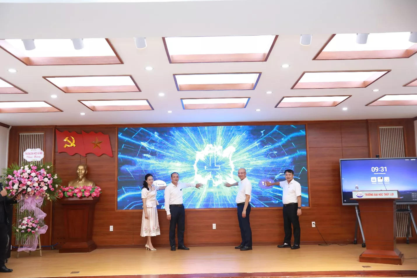 Trường Đại học Thủy lợi ra mắt website TLU.EDU.VN (phiên bản 2025), kênh TikTok chính thức và trao giải cuộc thi sáng tác Slogan, khối sinh viên