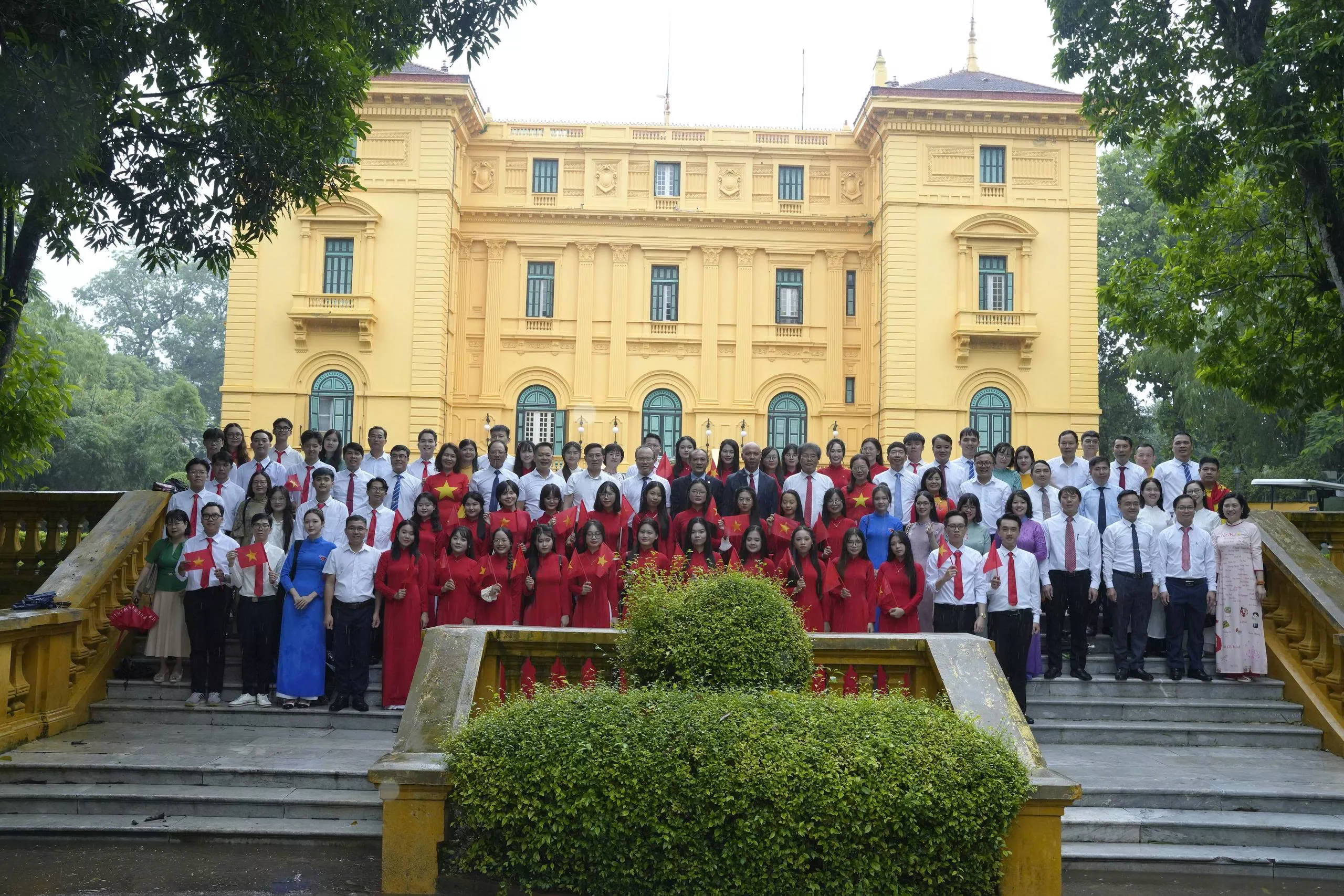 43 đảng viên trẻ và lễ kết nạp hiếm có tiền lệ