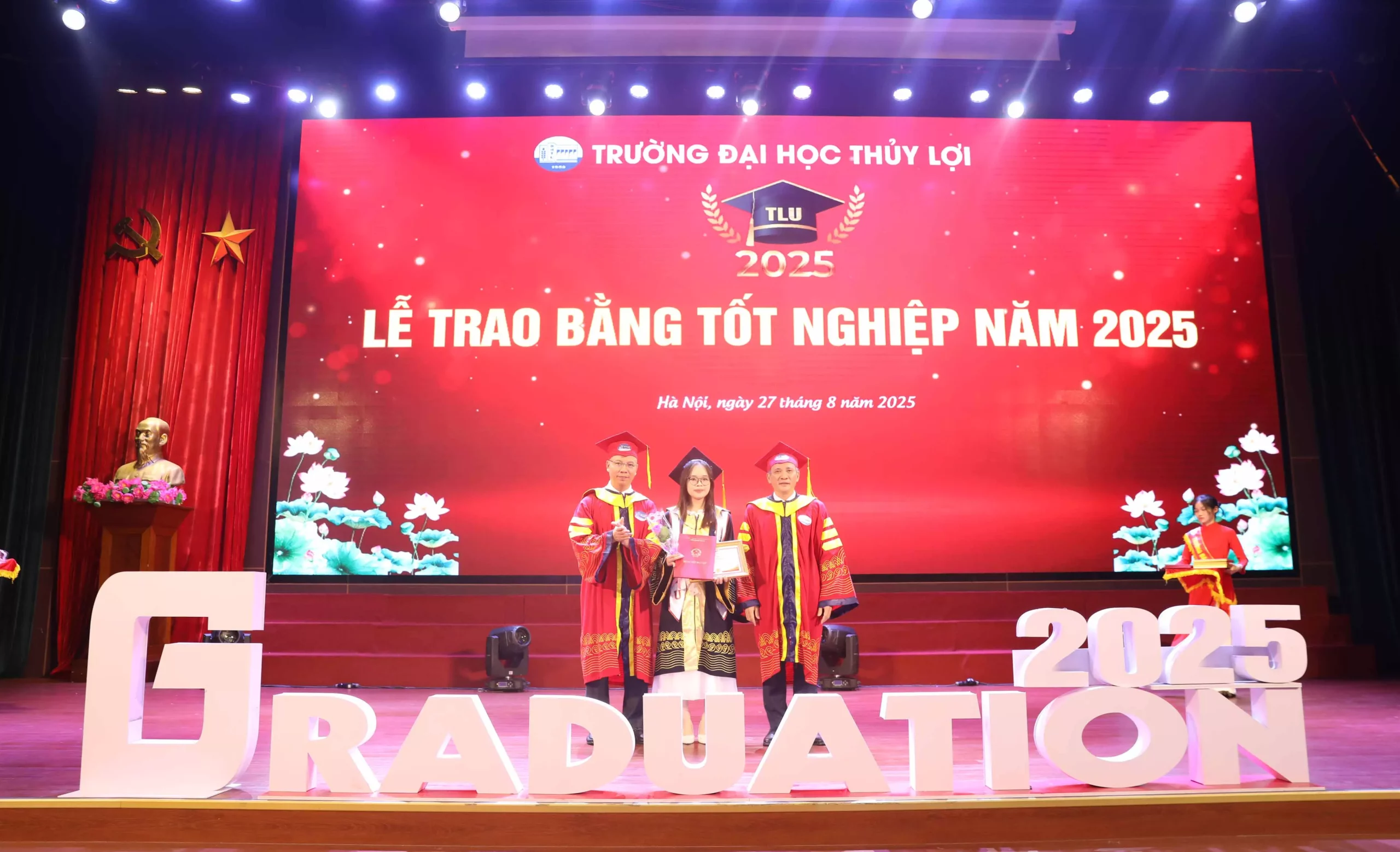Trường Đại học Thủy lợi trao bằng tốt nghiệp đợt 2 cho 1.529 sinh viên