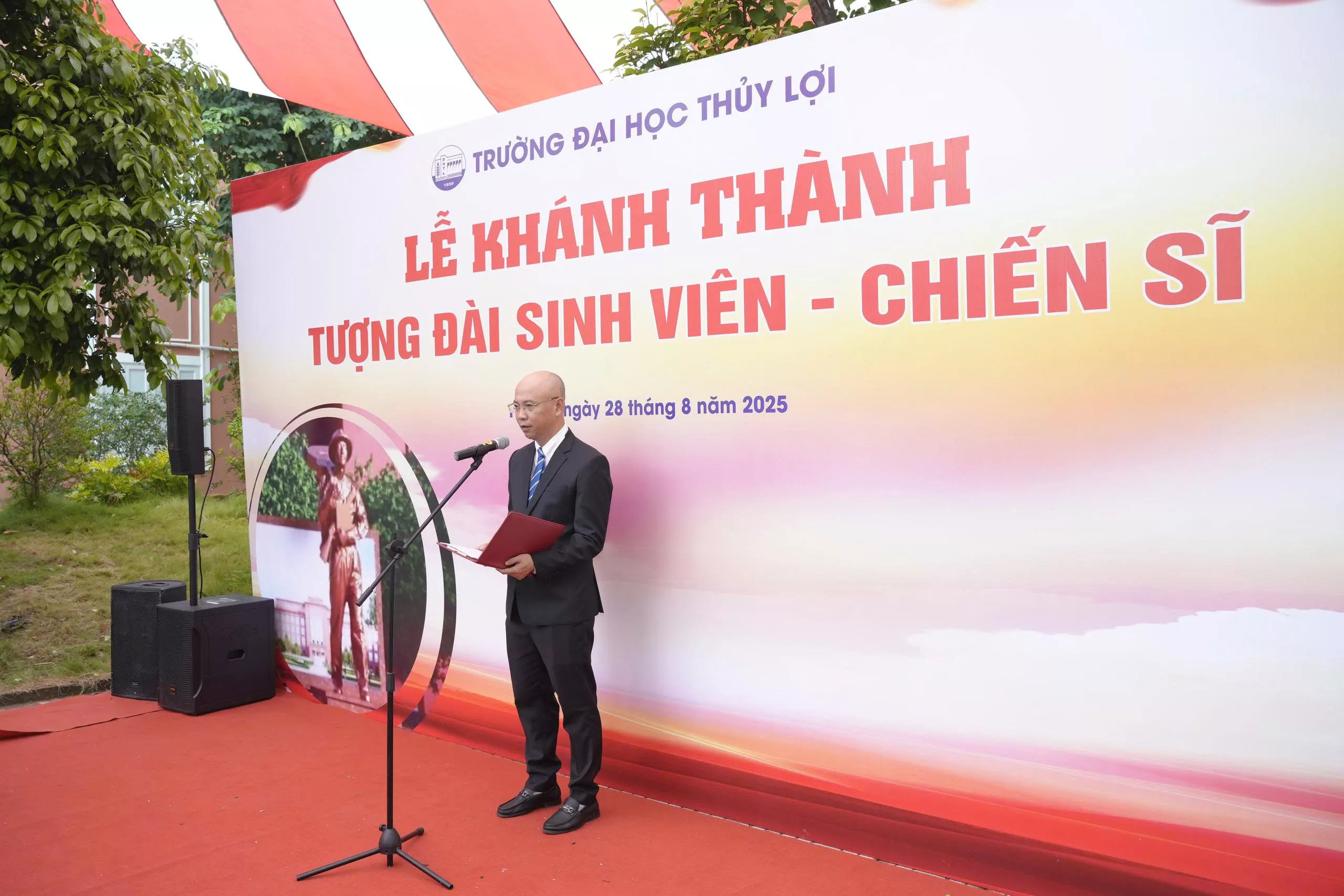 Trường Đại học Thủy lợi khánh thành Tượng đài Sinh viên – Chiến sĩ