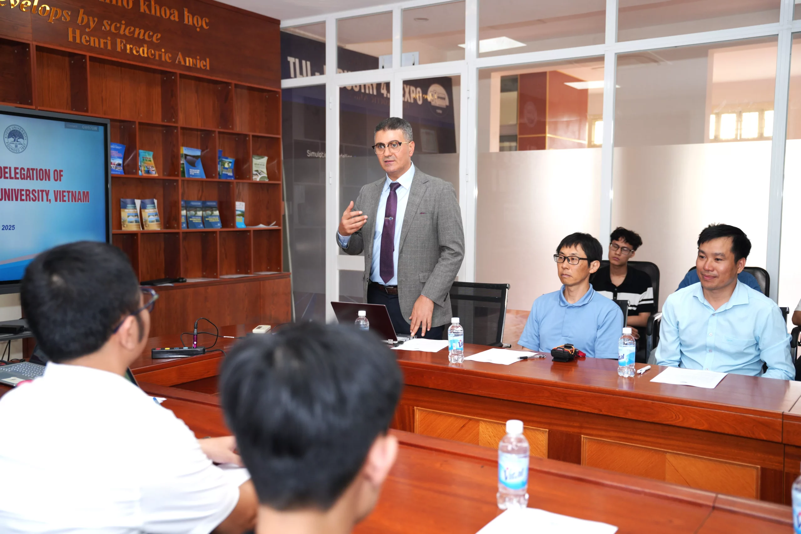 Thúc đẩy hợp tác nghiên cứu và đào tạo với Đại học Kyoto (Nhật Bản)