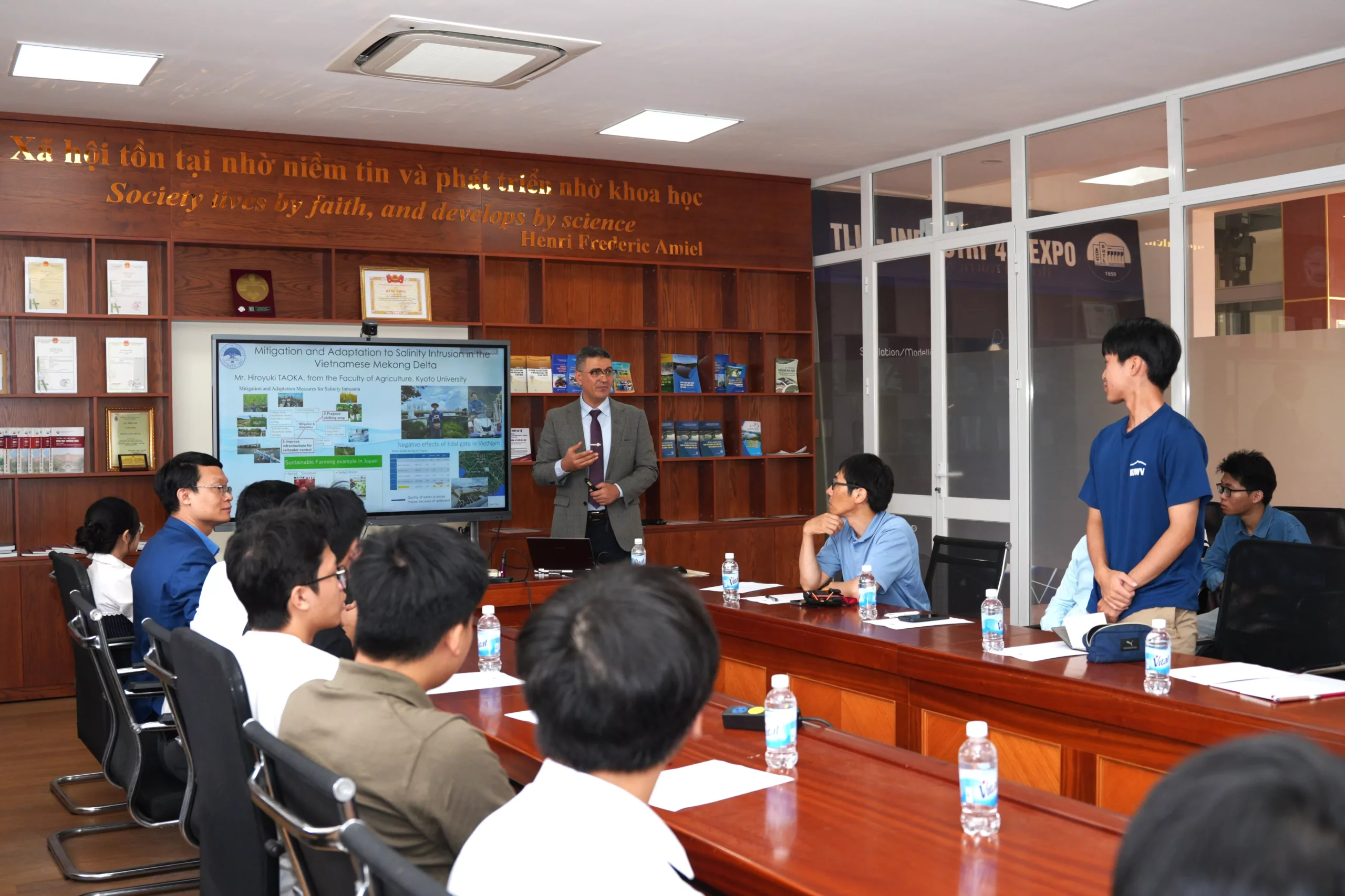 Thúc đẩy hợp tác nghiên cứu và đào tạo với Đại học Kyoto (Nhật Bản)