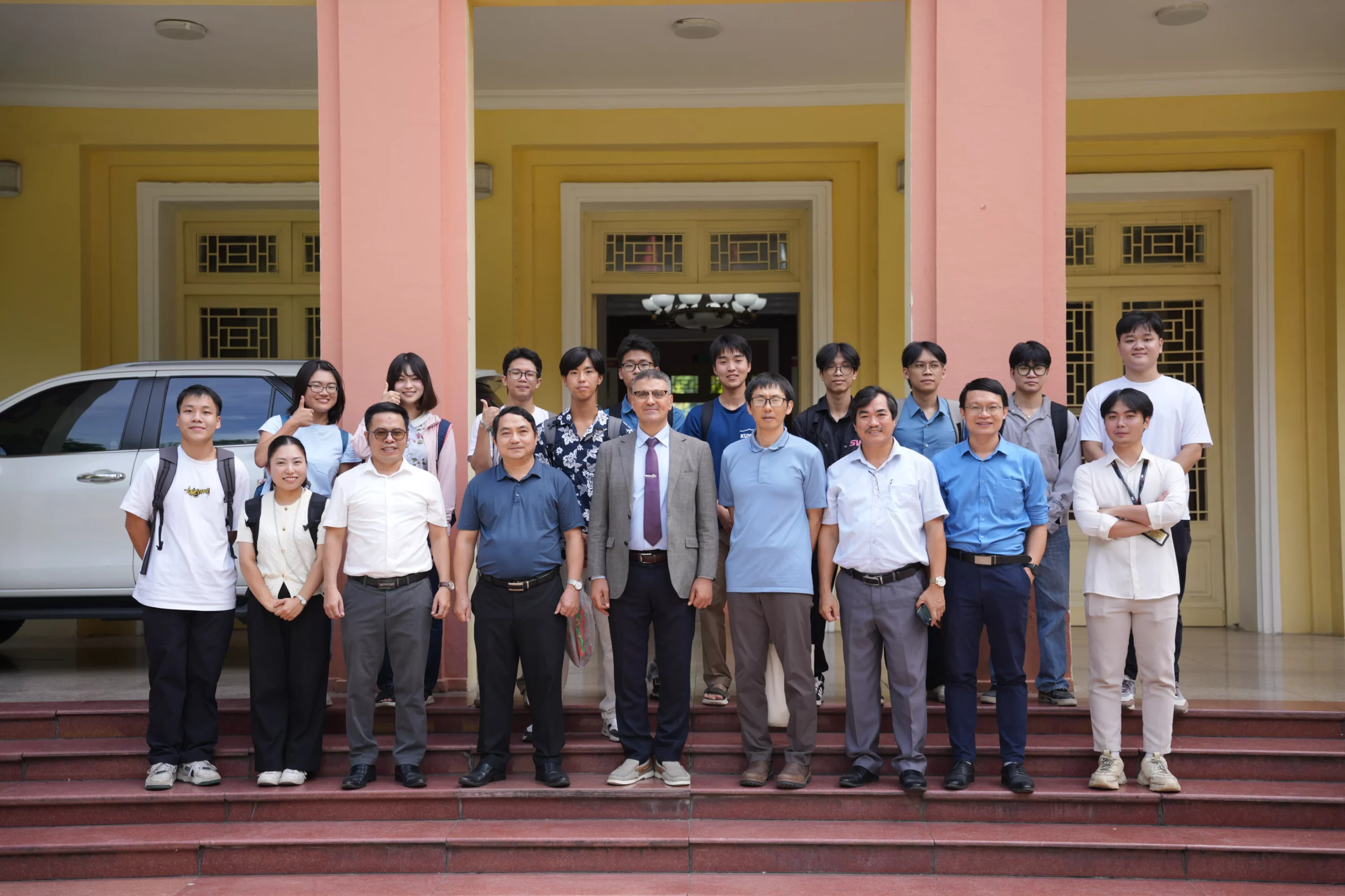 Thúc đẩy hợp tác nghiên cứu và đào tạo với Đại học Kyoto (Nhật Bản)