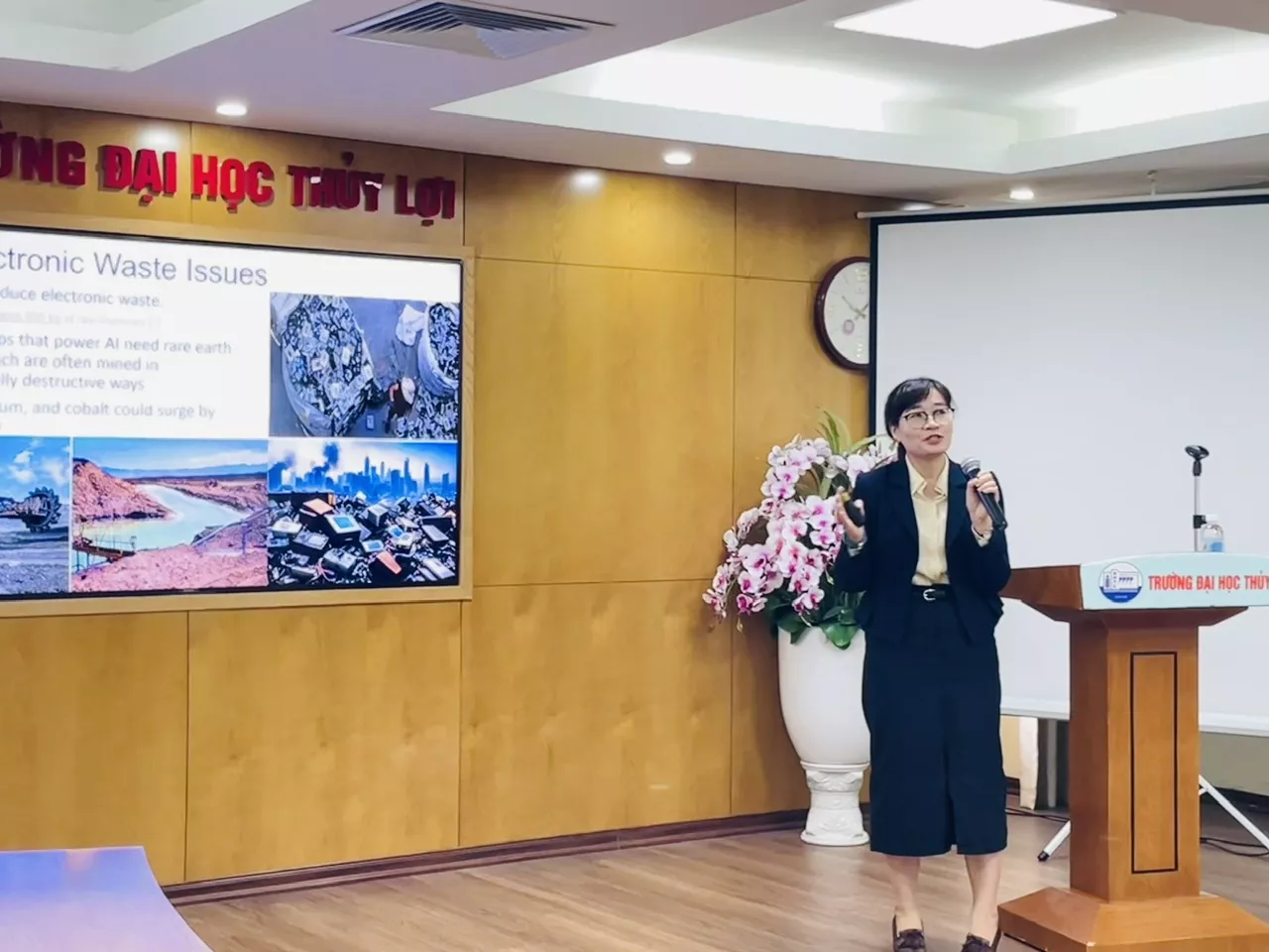 Sinh viên Trường Đại học Thủy lợi trao đổi học thuật  với sinh viên Viện Khoa học Tokyo (Nhật Bản)