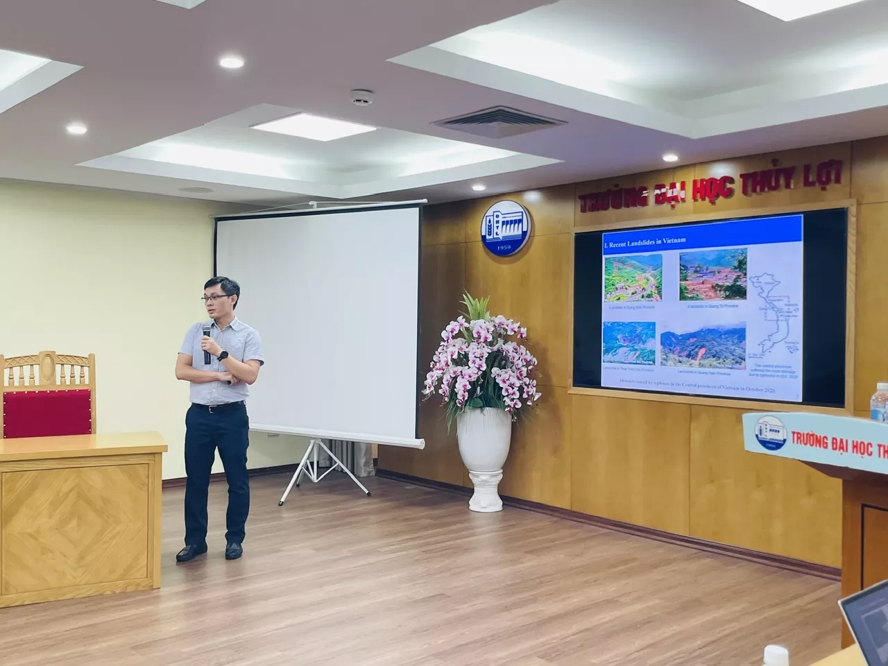 Sinh viên Trường Đại học Thủy lợi trao đổi học thuật  với sinh viên Viện Khoa học Tokyo (Nhật Bản)