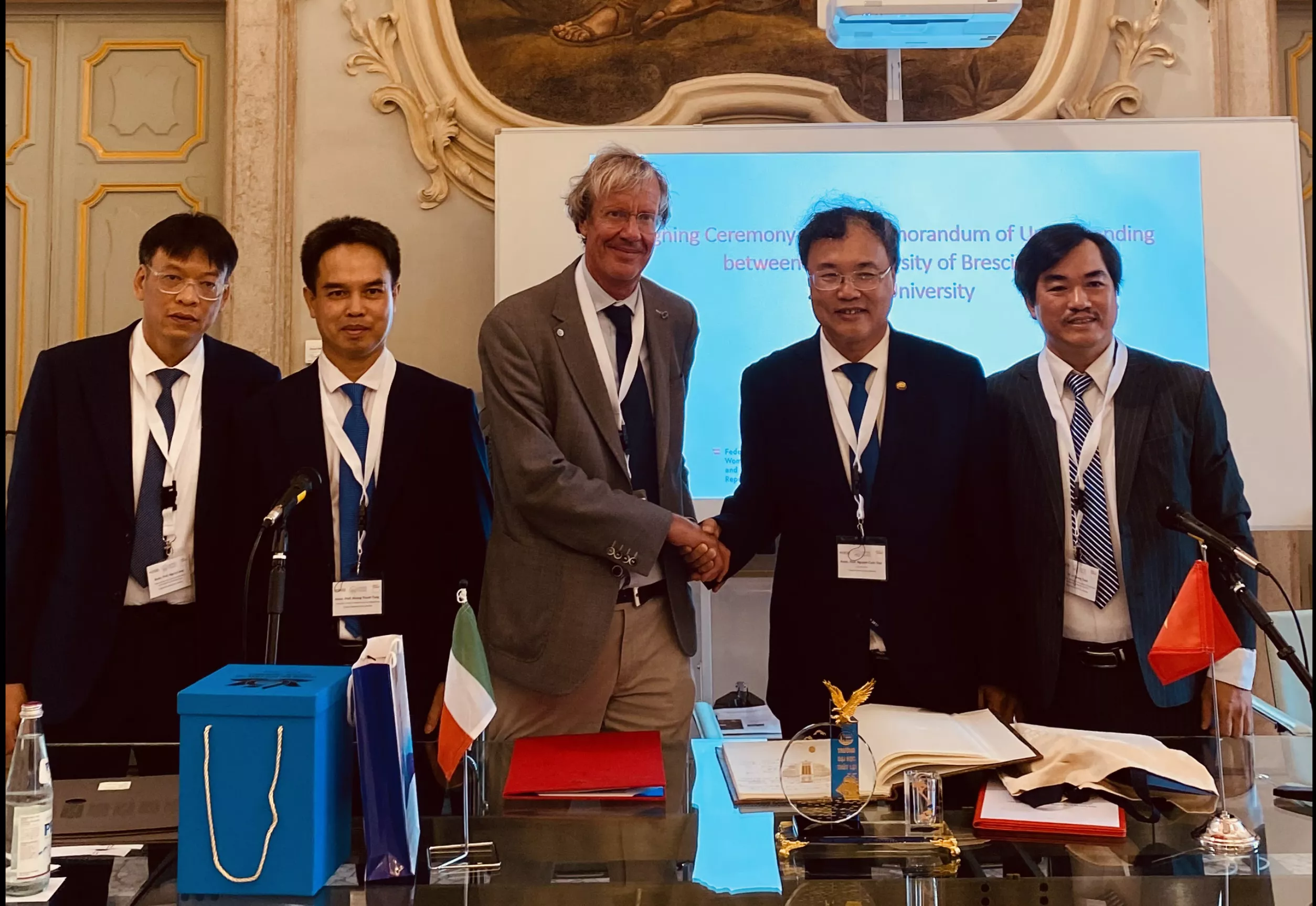 Trao tặng Kỷ niệm chương “Gia đình Thủy lợi” cho GS. Roberto Ranzi, Phó Hiệu trưởng Đại học Brescia, Italia