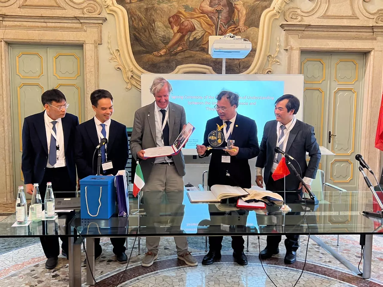 Presentation of the “Thuyloi’s Family” Medal to Professor Roberto Ranzi, Vice Rector of the University of Brescia, Italy