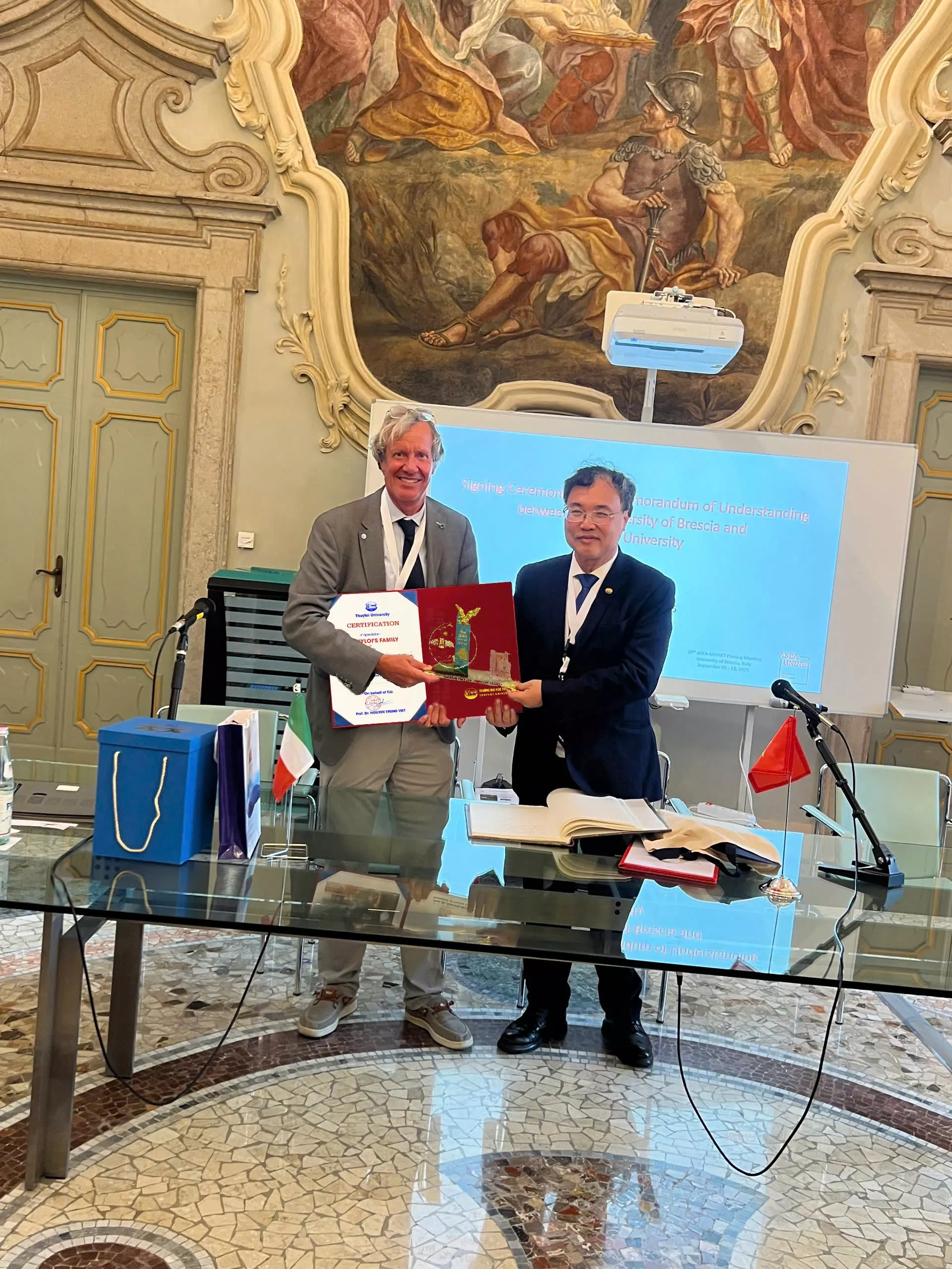 Presentation of the “Thuyloi’s Family” Medal to Professor Roberto Ranzi, Vice Rector of the University of Brescia, Italy