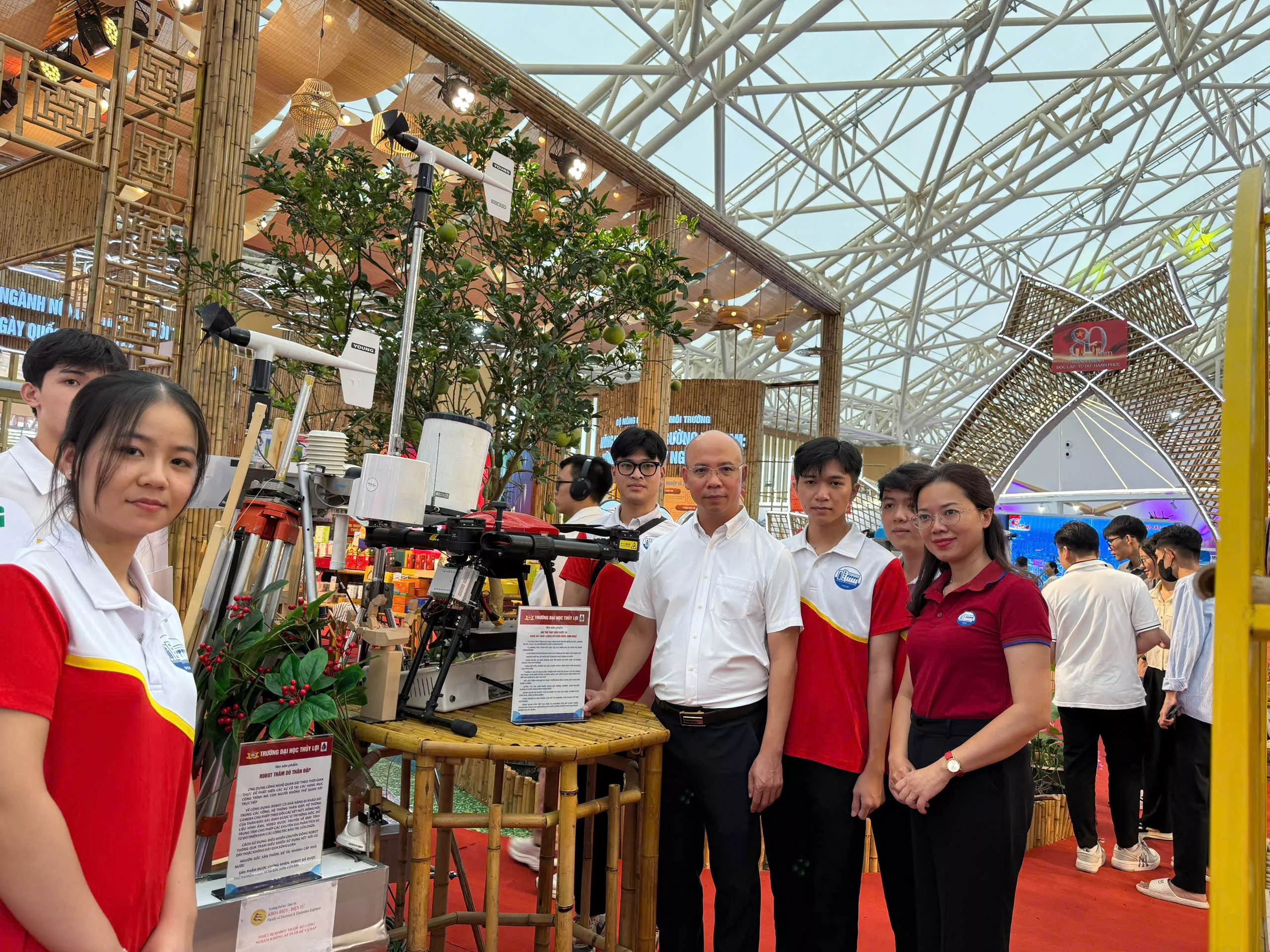 Trường Đại học Thủy lợi tổ chức tham quan triển lãm “80 năm thành tựu đất nước” cho thực tập sinh Đài Loan, lưu học sinh Lào, tân Đảng viên và đối tượng cảm tình Đảng