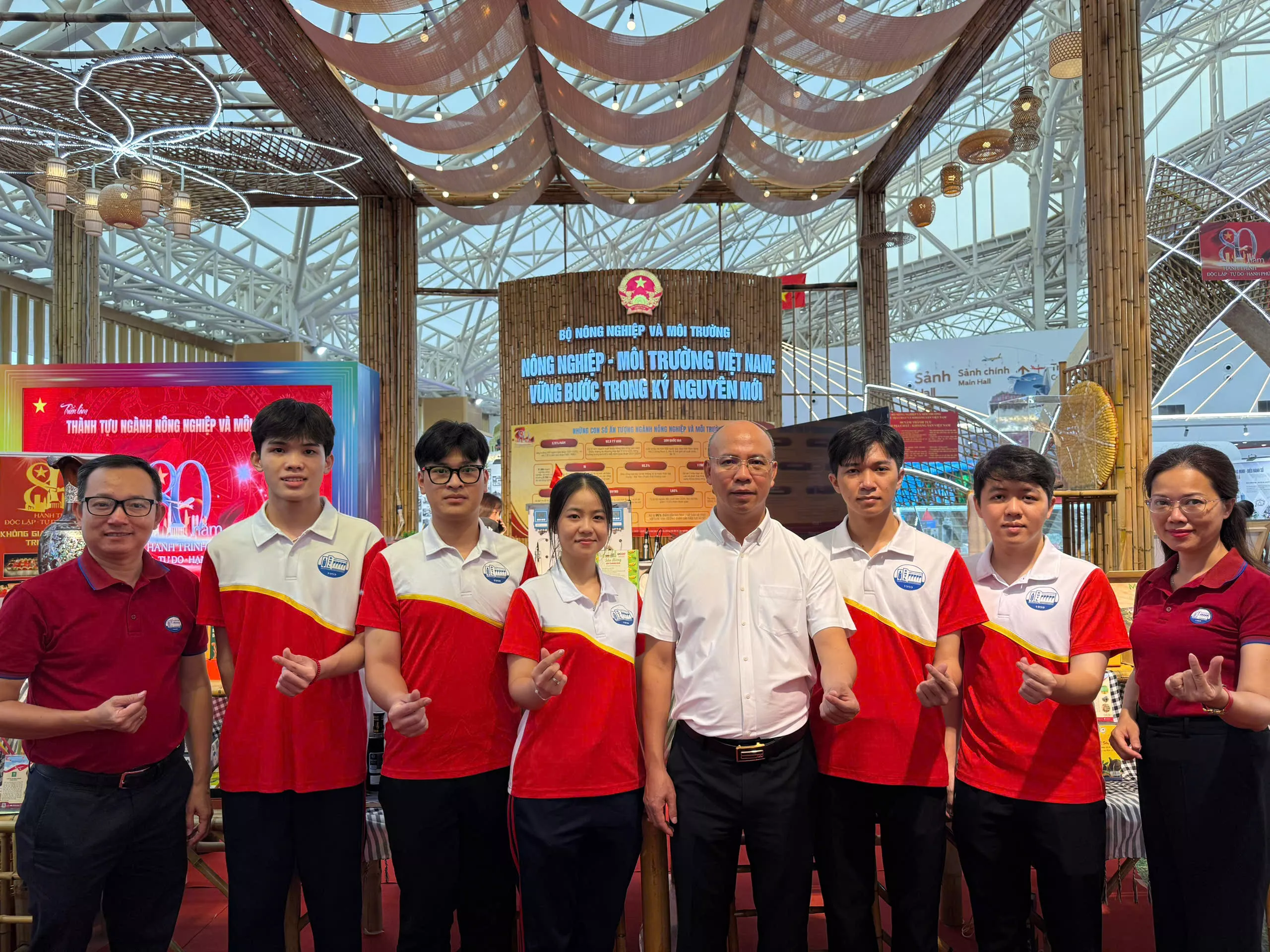 Trường Đại học Thủy lợi tổ chức tham quan triển lãm “80 năm thành tựu đất nước” cho thực tập sinh Đài Loan, lưu học sinh Lào, tân Đảng viên và đối tượng cảm tình Đảng