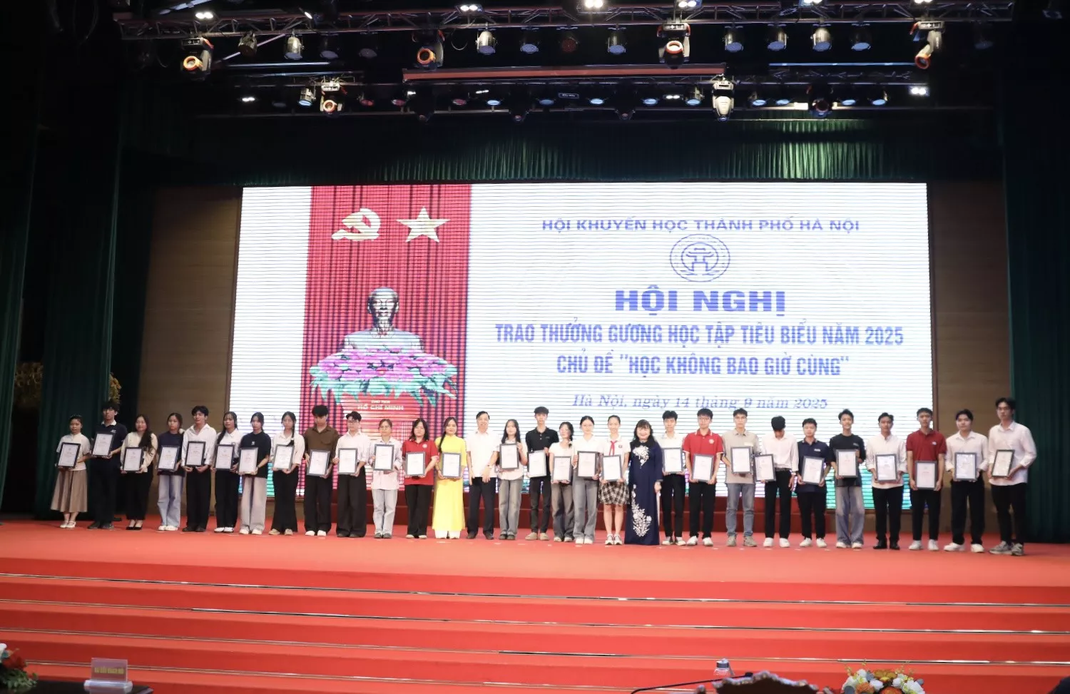 Sinh viên Trường Đại học Thủy lợi nhận khen thưởng từ Hội khuyến học thành phố Hà Nội