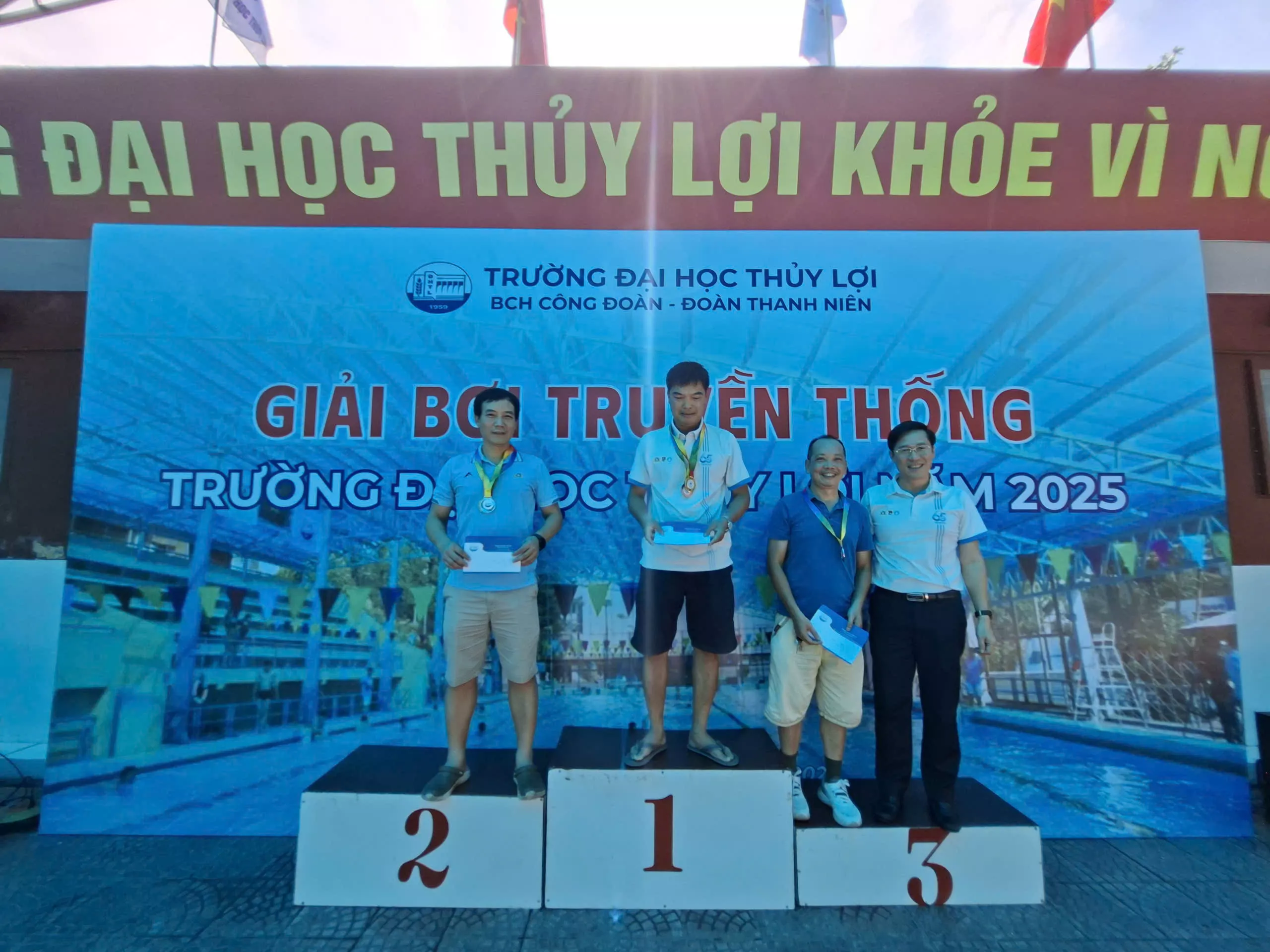 Giải bơi truyền thống Trường Đại học Thủy lợi năm 2025: Sôi động, hấp dẫn và nhiều dấu ấn mới