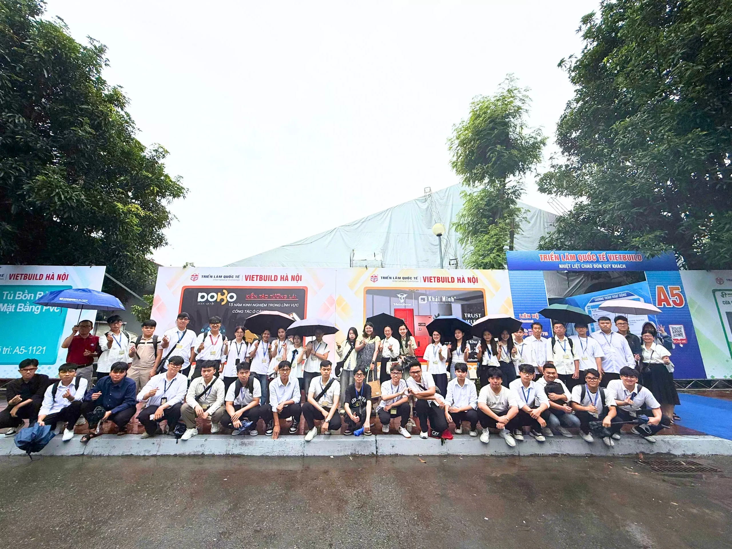 Tân sinh viên Trường Đại học Thủy lợi trải nghiệm thực tế tại Triển lãm Quốc tế Vietbuild Hà Nội 2025