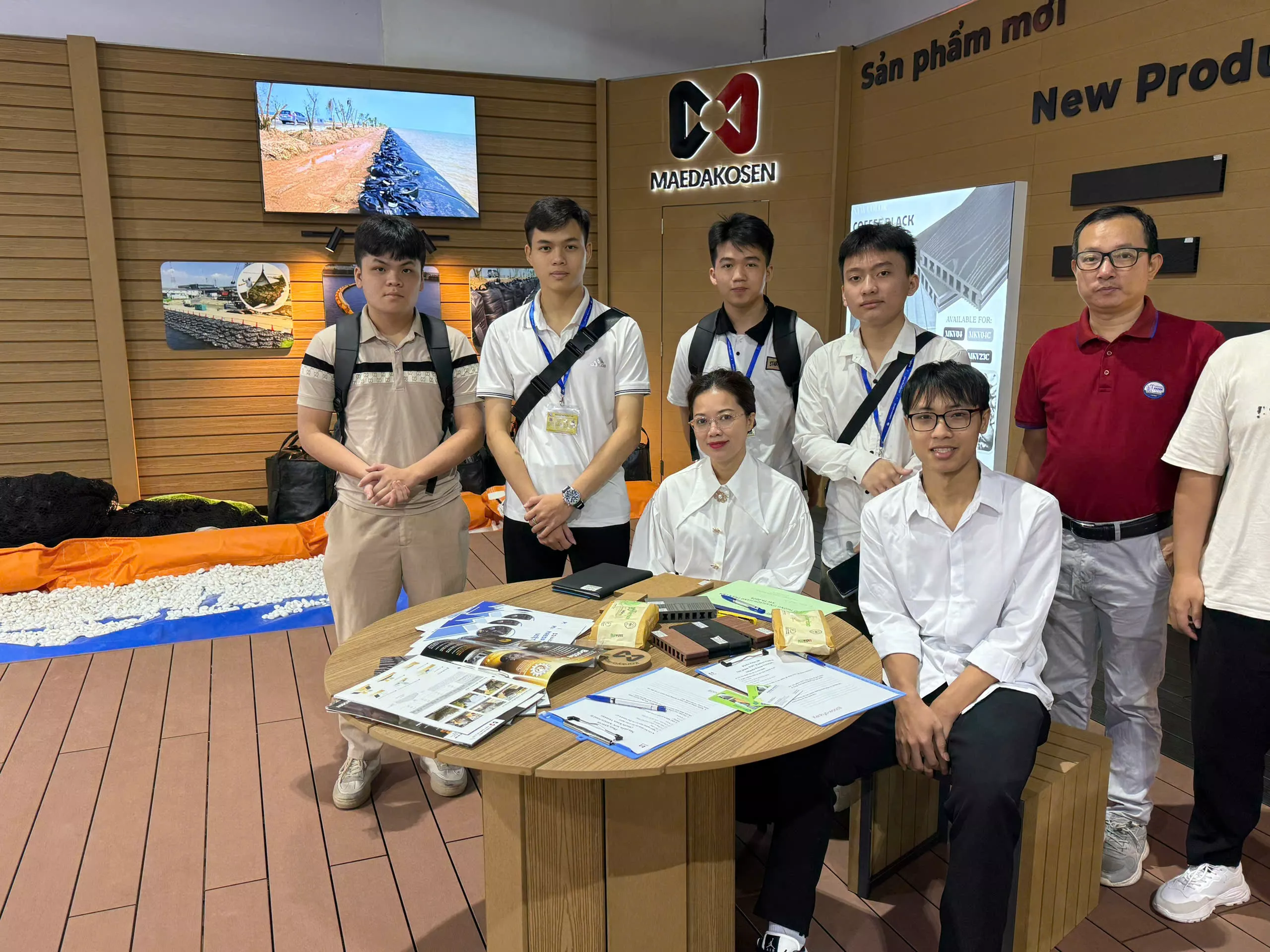 Tân sinh viên Trường Đại học Thủy lợi trải nghiệm thực tế tại Triển lãm Quốc tế Vietbuild Hà Nội 2025