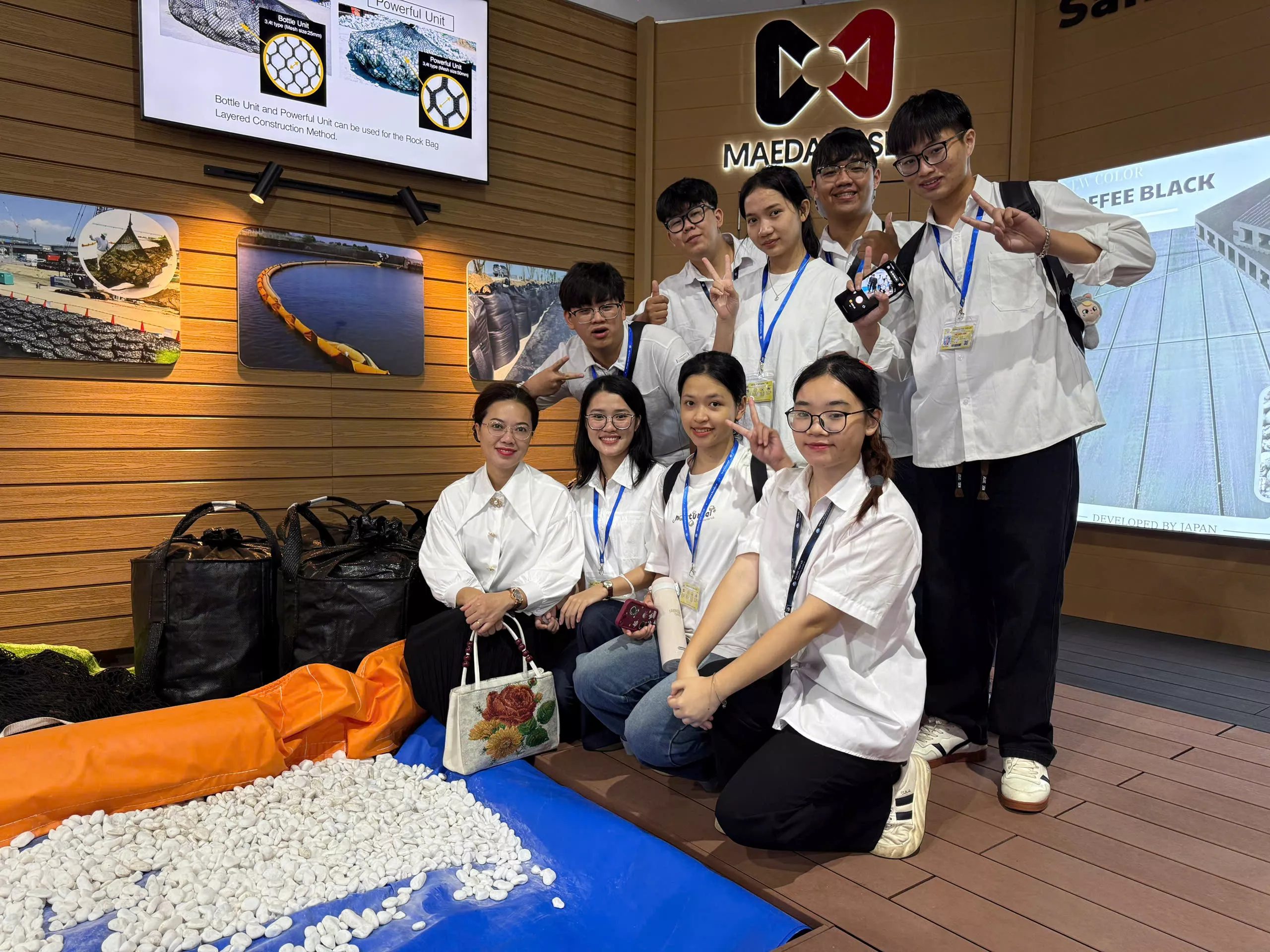 Tân sinh viên Trường Đại học Thủy lợi trải nghiệm thực tế tại Triển lãm Quốc tế Vietbuild Hà Nội 2025