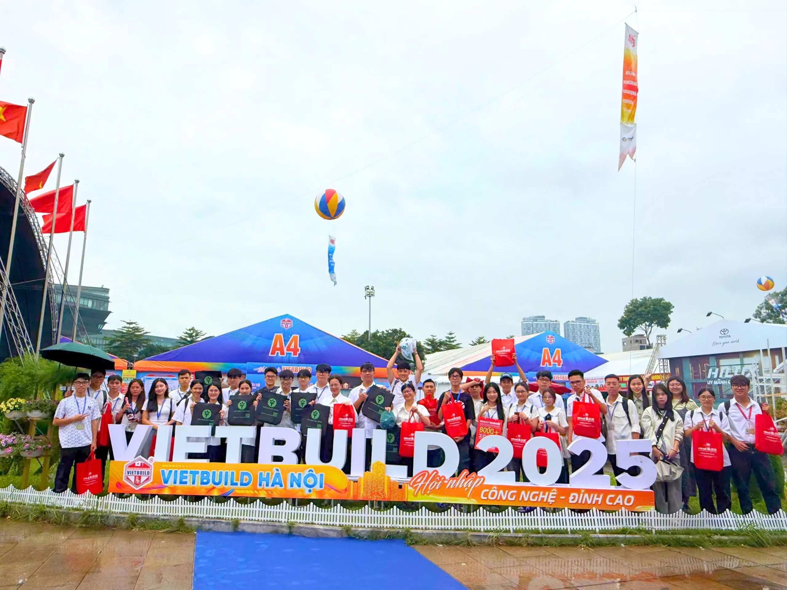 Tân sinh viên Trường Đại học Thủy lợi trải nghiệm thực tế tại Triển lãm Quốc tế Vietbuild Hà Nội 2025