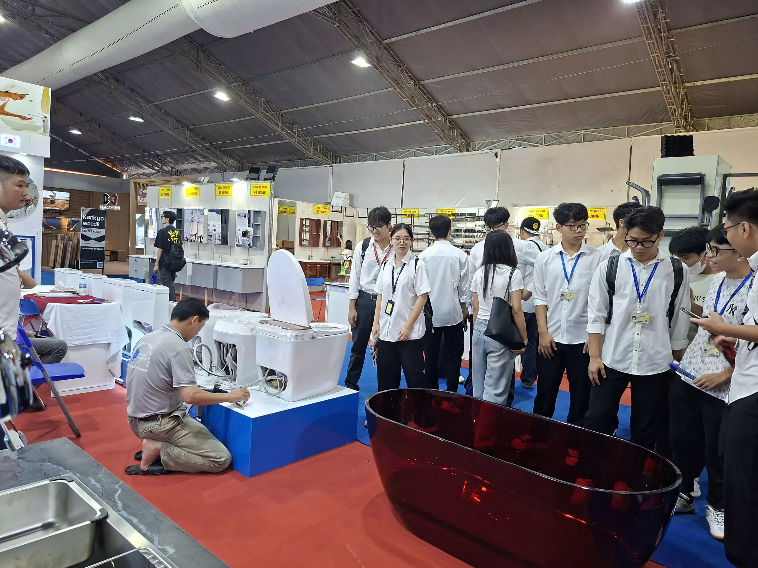 Tân sinh viên Trường Đại học Thủy lợi trải nghiệm thực tế tại Triển lãm Quốc tế Vietbuild Hà Nội 2025