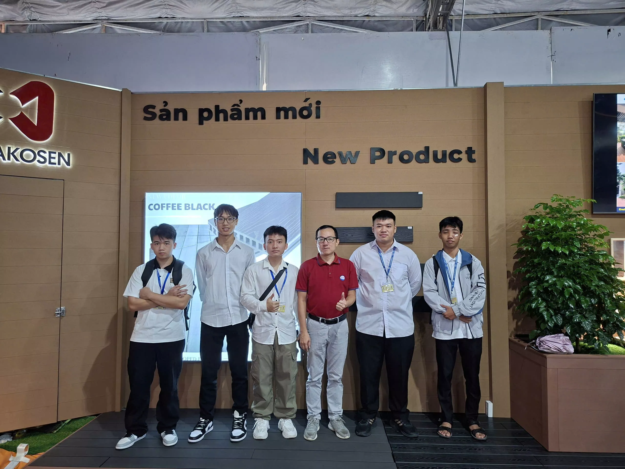 Tân sinh viên Trường Đại học Thủy lợi trải nghiệm thực tế tại Triển lãm Quốc tế Vietbuild Hà Nội 2025